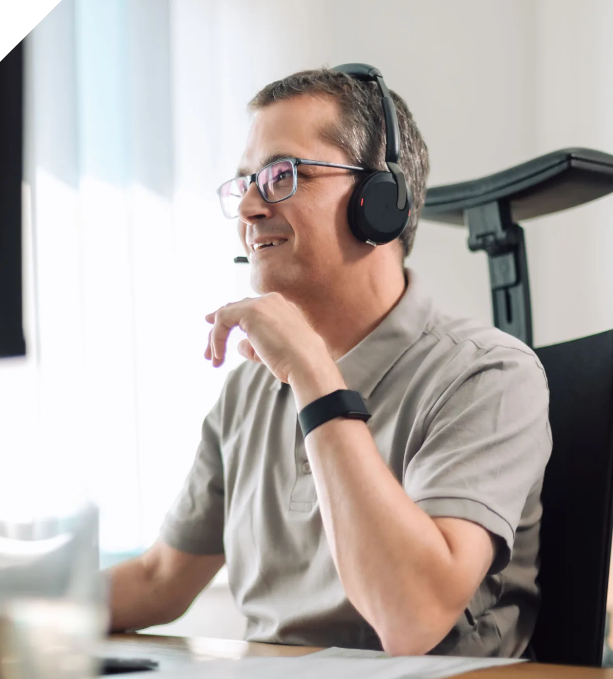 Mitarbeiter im Innendienst nimmt mit Headset eine Stahlbestellung auf
