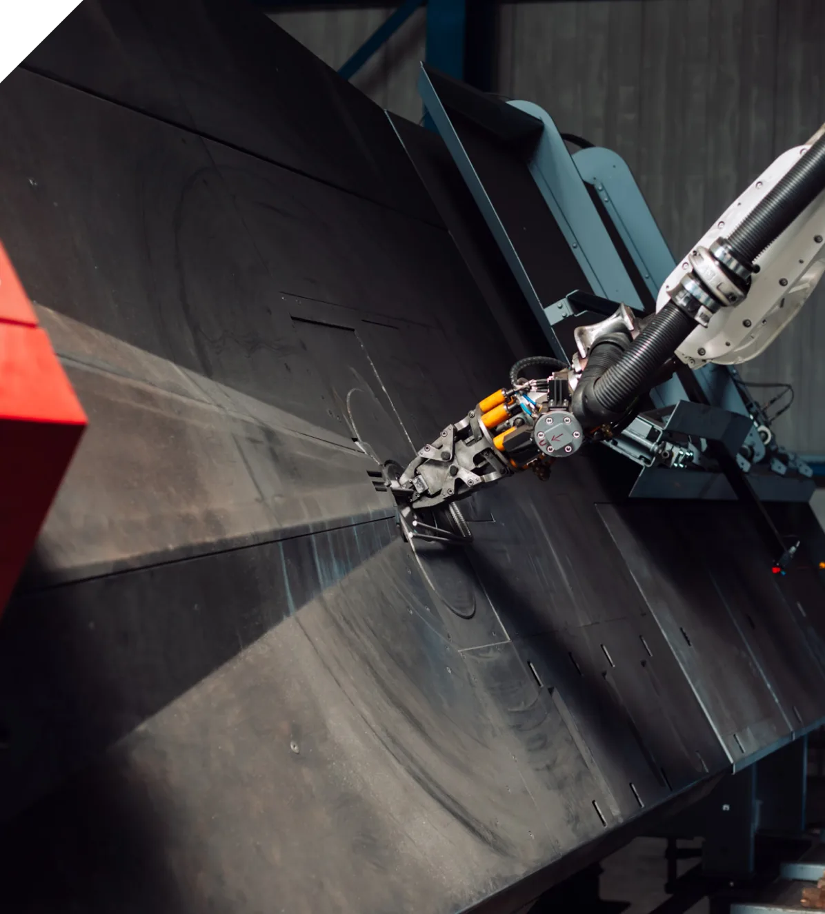 Schweißroboter setzt in der Fertigung Schweißpunkte auf Bewehrungsstahl