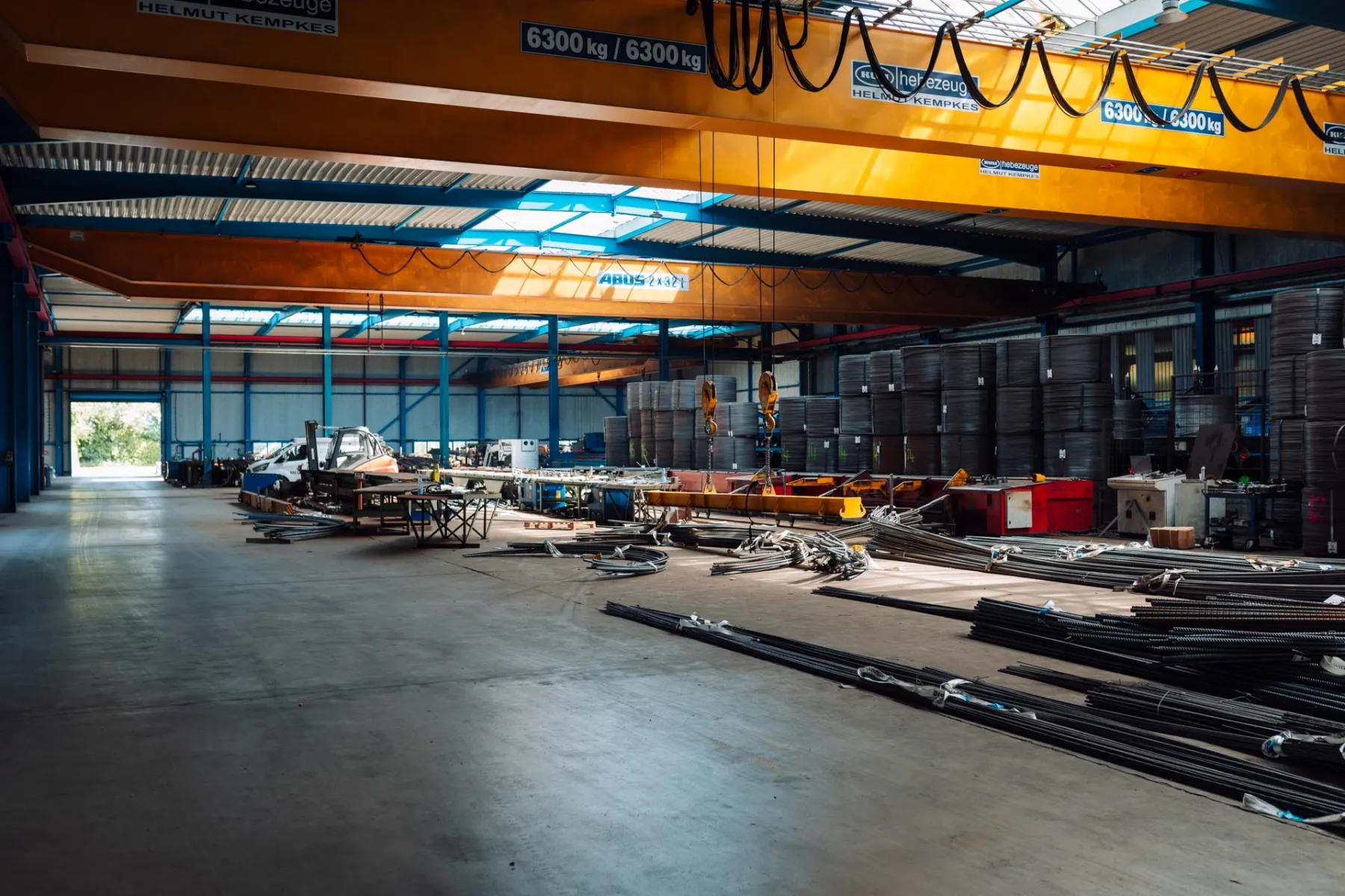 Lagerhalle von Breuer Stahlhandel mit Hallenkränen, Betonstahl und Coils aus Ringmaterial