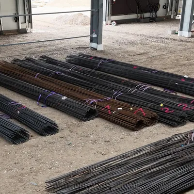 Gebündelter Bewehrungsstahl liegt nach Positionen sortiert in der Halle bereit