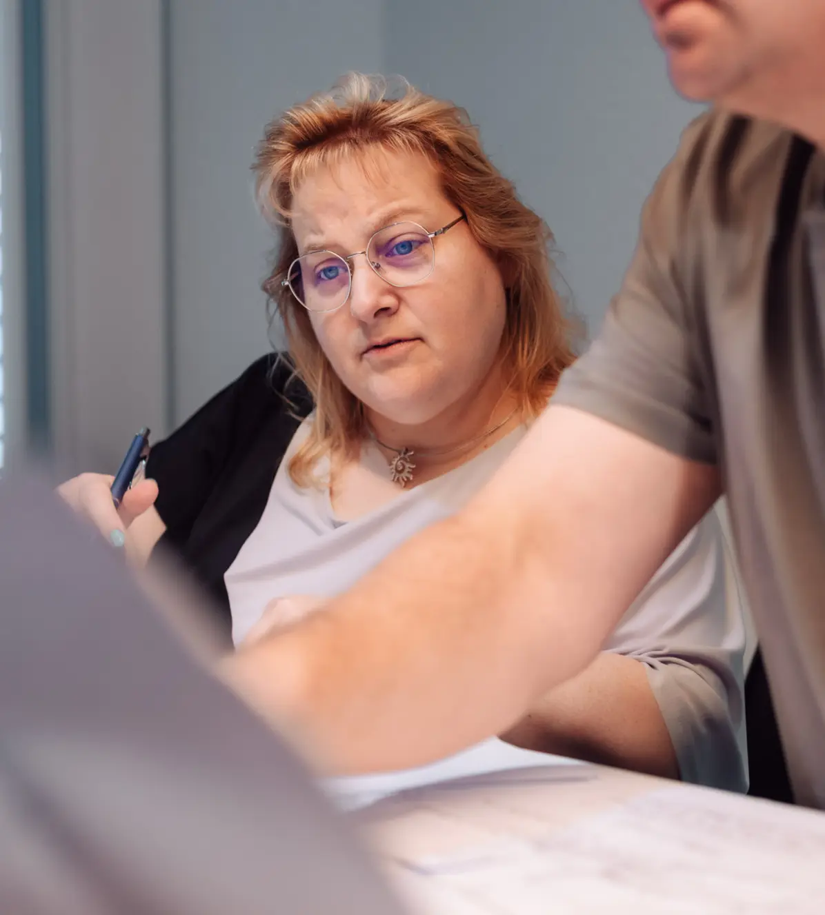 Mitarbeiterin der Arbeitsvorbereitung erfasst einen Bewehrungsplan