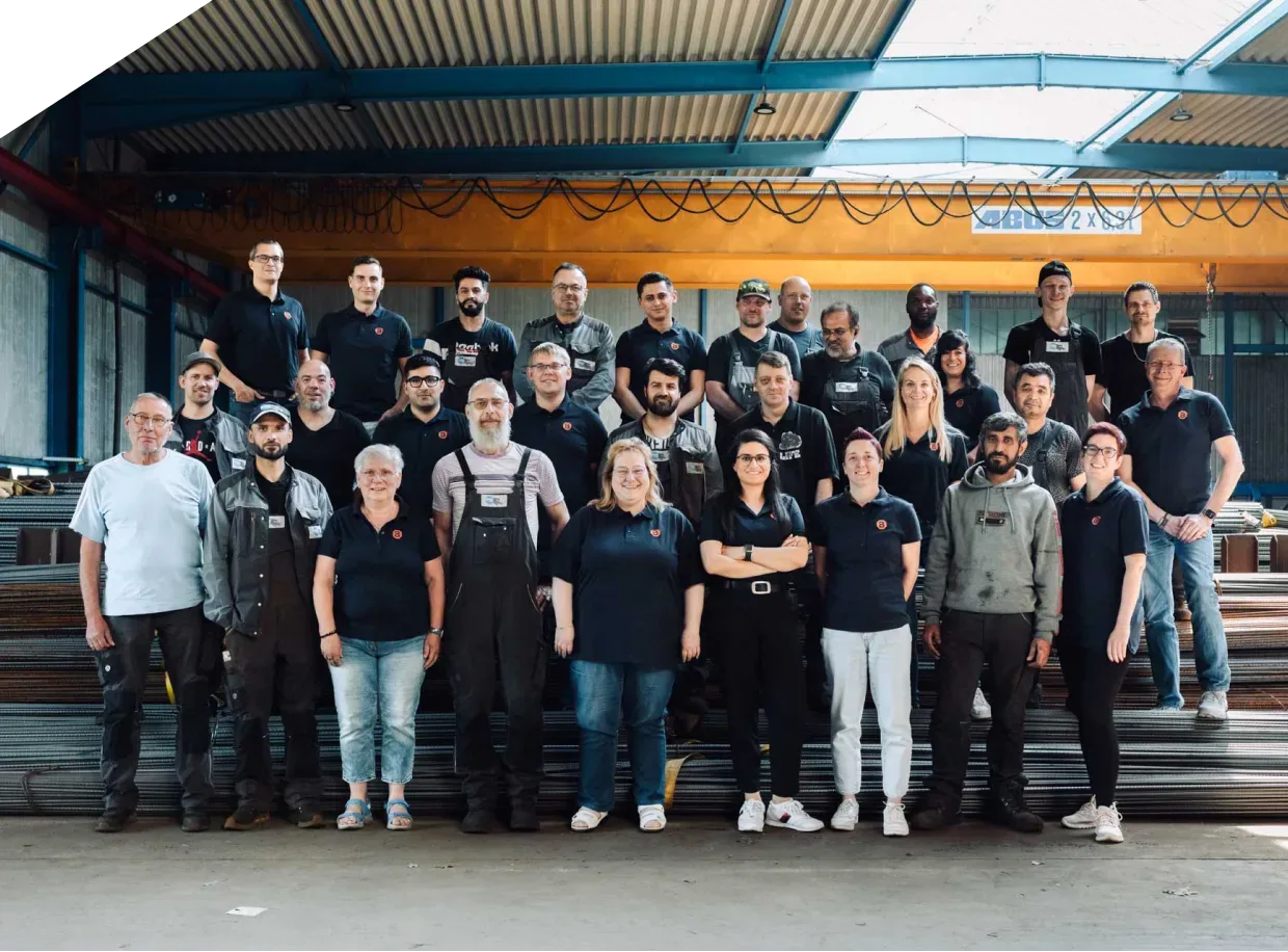 Das Team von Breuer Stahlhandel vor der Lagerhalle in Goch
