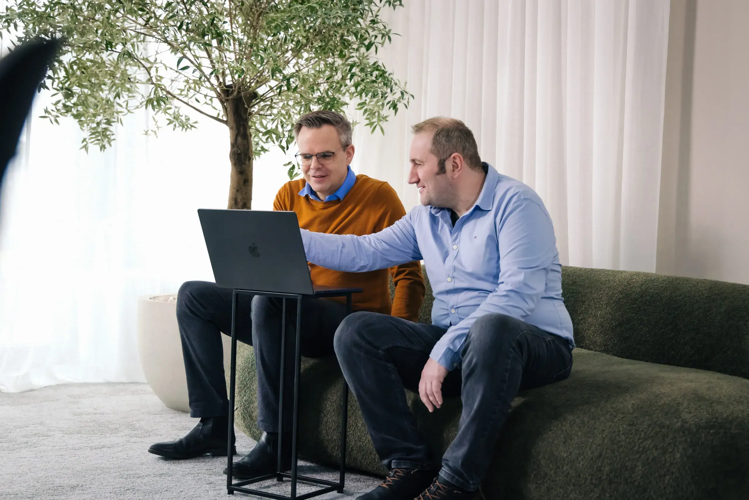 Nahaufnahme eines Laptop-Charts zwischen zwei Beratern in der Besprechung