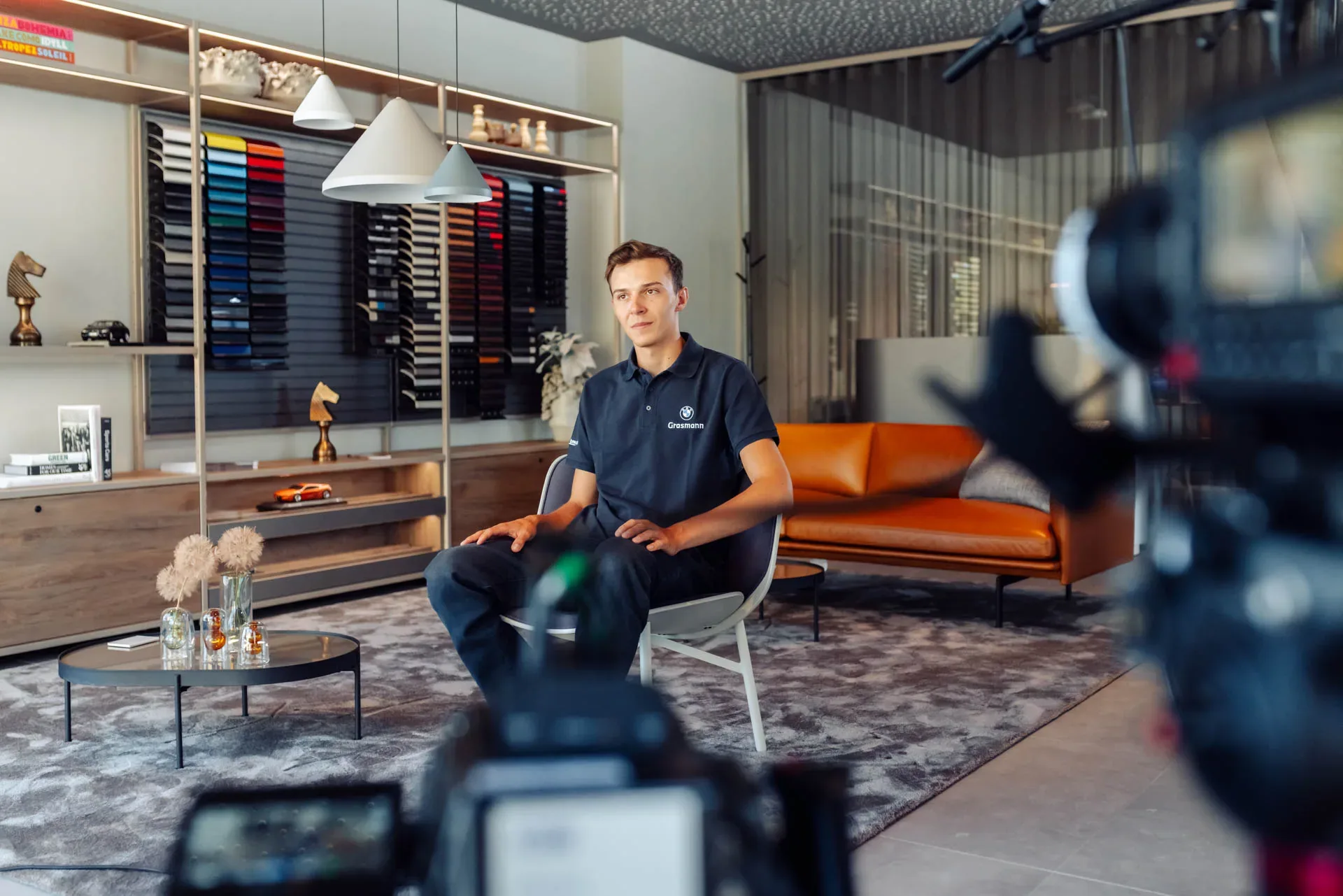 Interview mit Kamera im Showroom von Grasmann beim Expertenvideo
