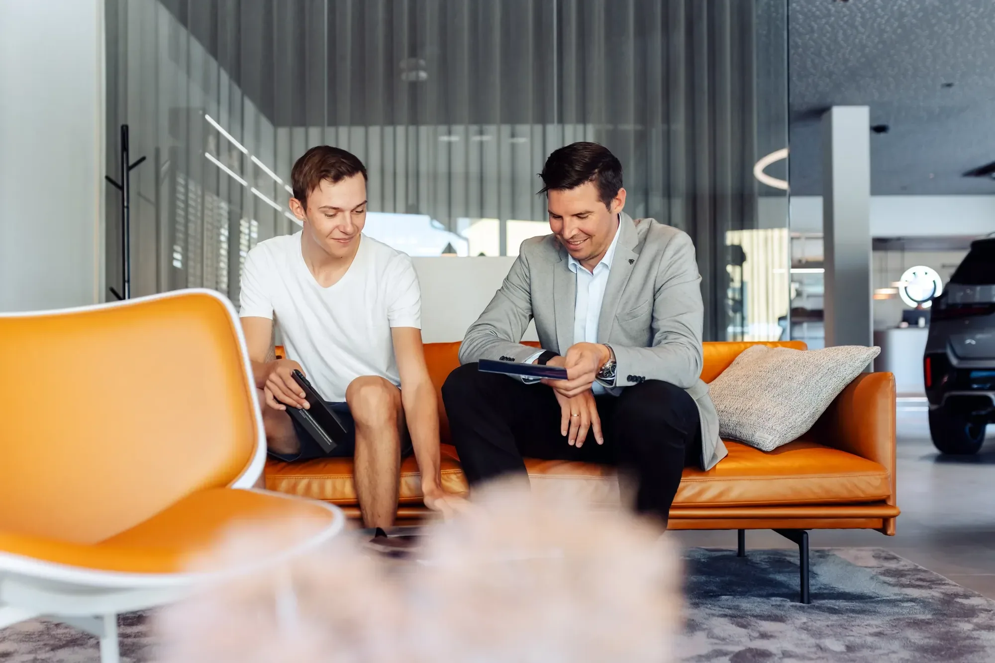 Michael Grasmann und ein Kunde auf dem Sofa im Showroom