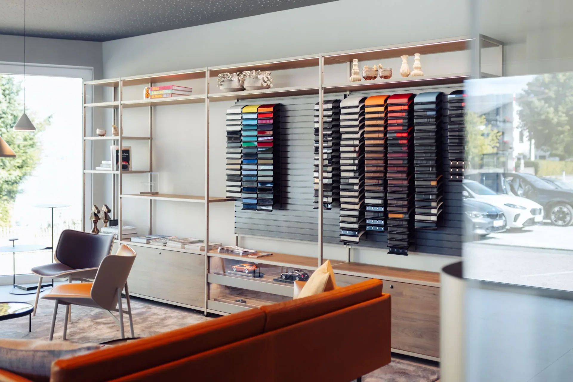 Showroom von Grasmann mit Farbwand und Lounge