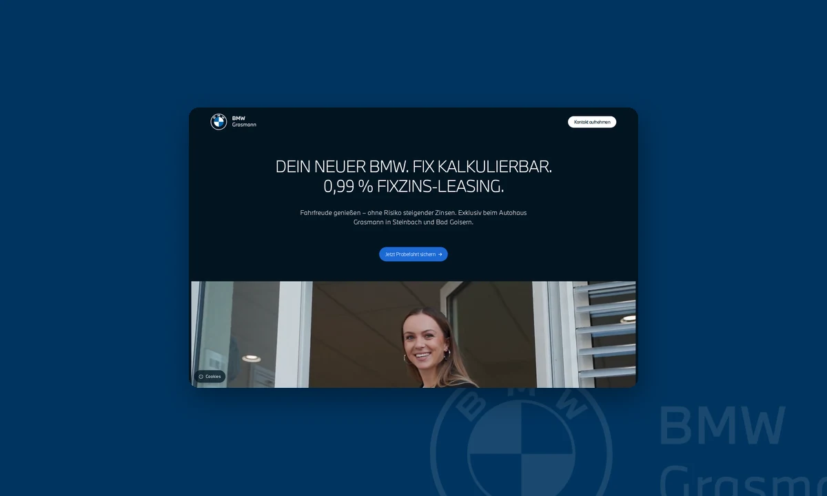 Landingpage von Autohaus Grasmann für ein BMW-Leasingangebot auf dunkelblauem Grund