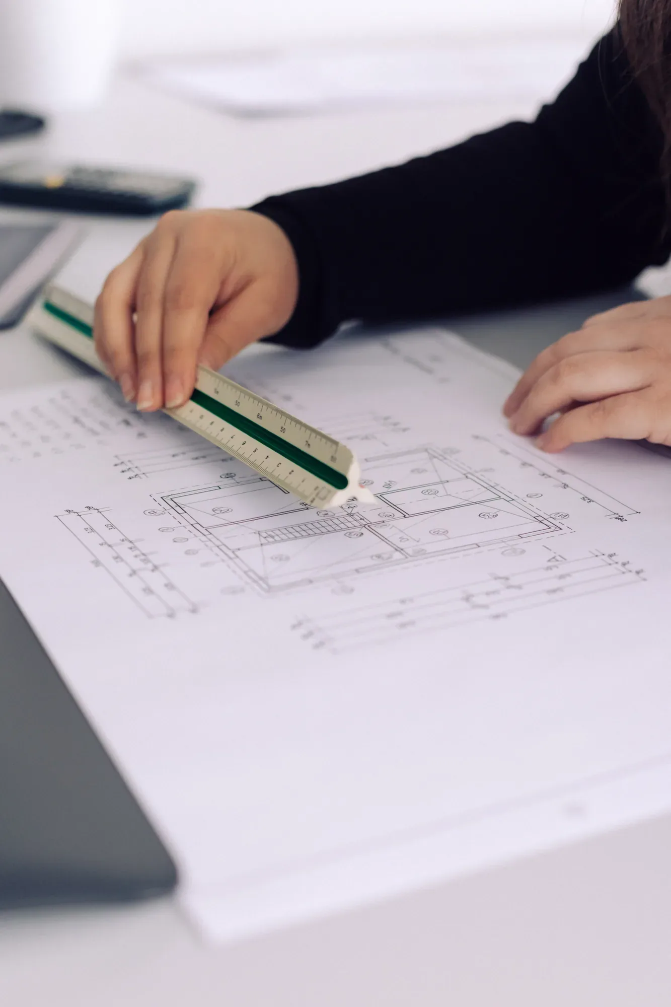 Maßstab und Stift auf einem Bauplan