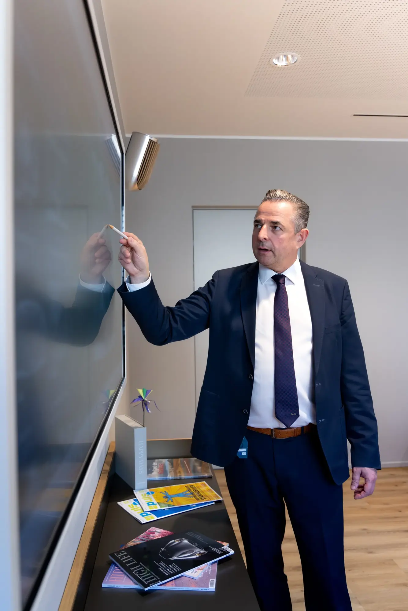 Dr. Alfred Haidenberger erklärt eine Behandlungsplanung am großen Bildschirm