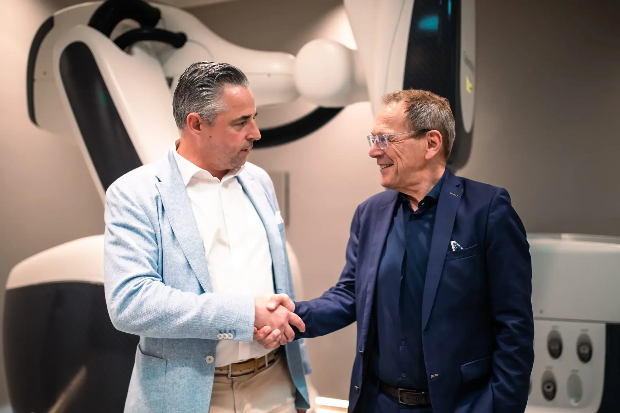 Handschlag vor dem Cyberknife-System im Behandlungsraum