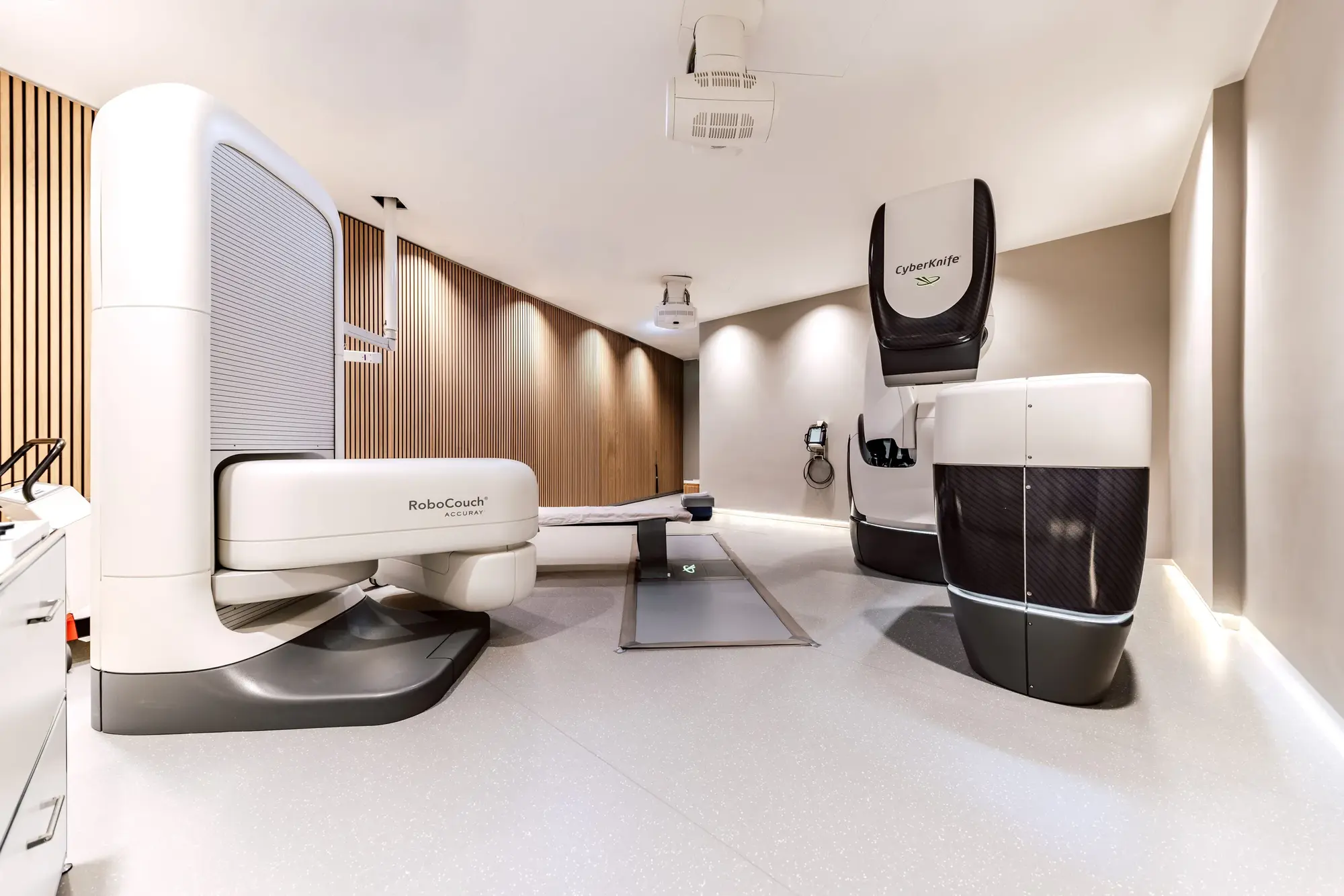 Behandlungsraum mit dem robotergesteuerten Cyberknife-System und der Patientenliege