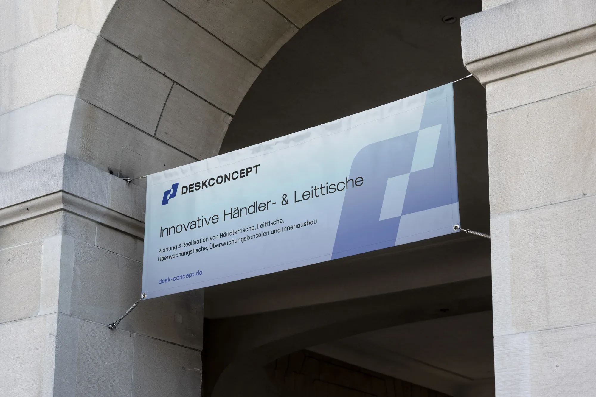 Banner von Desk Concept für Händler- und Leittische an einer Steinfassade