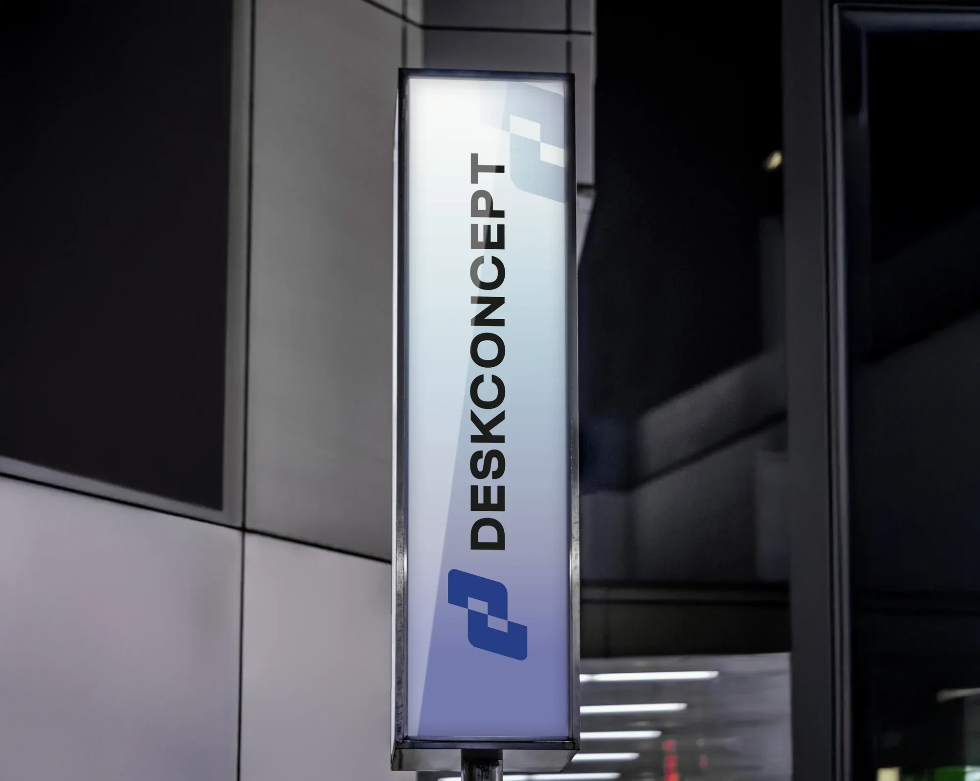 Leuchtstele mit dem hochkant gesetzten Schriftzug von Desk Concept