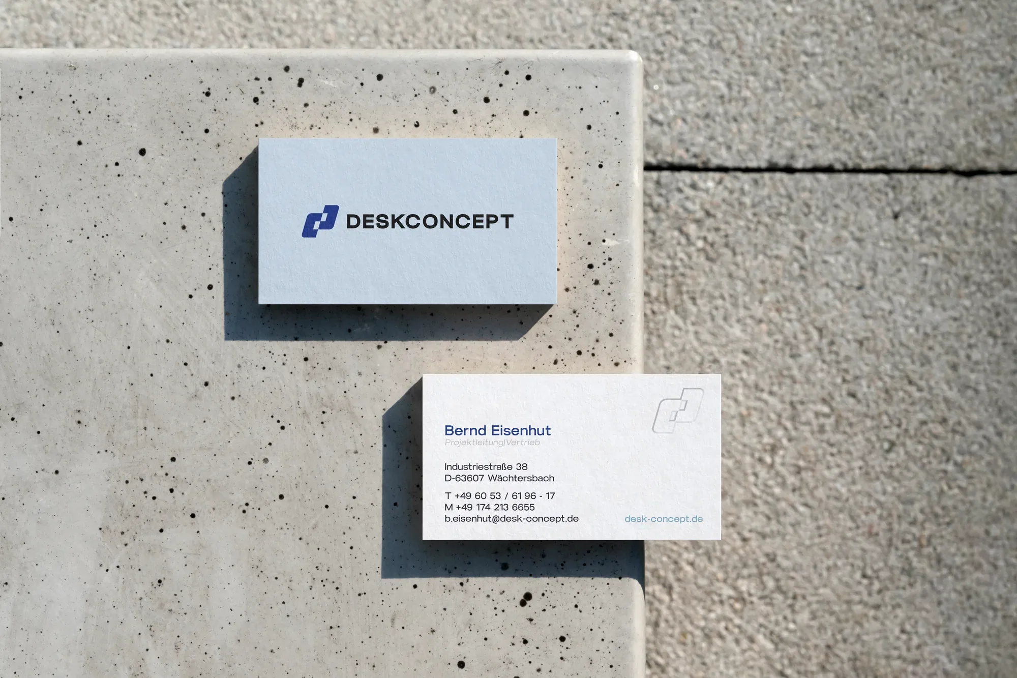 Visitenkarten von Desk Concept auf Sichtbeton