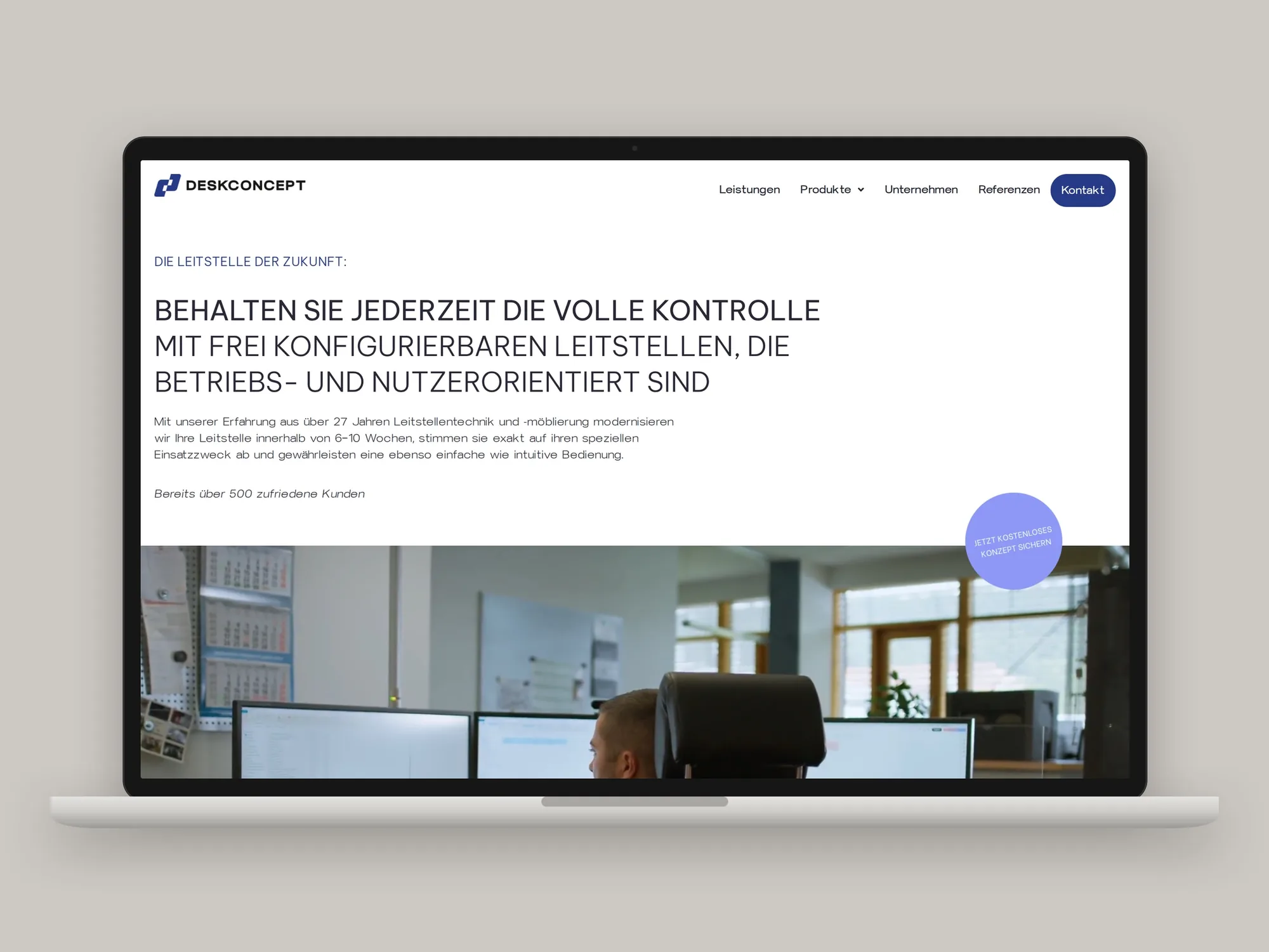Laptop mit der Startseite von Desk Concept auf steingrauem Grund