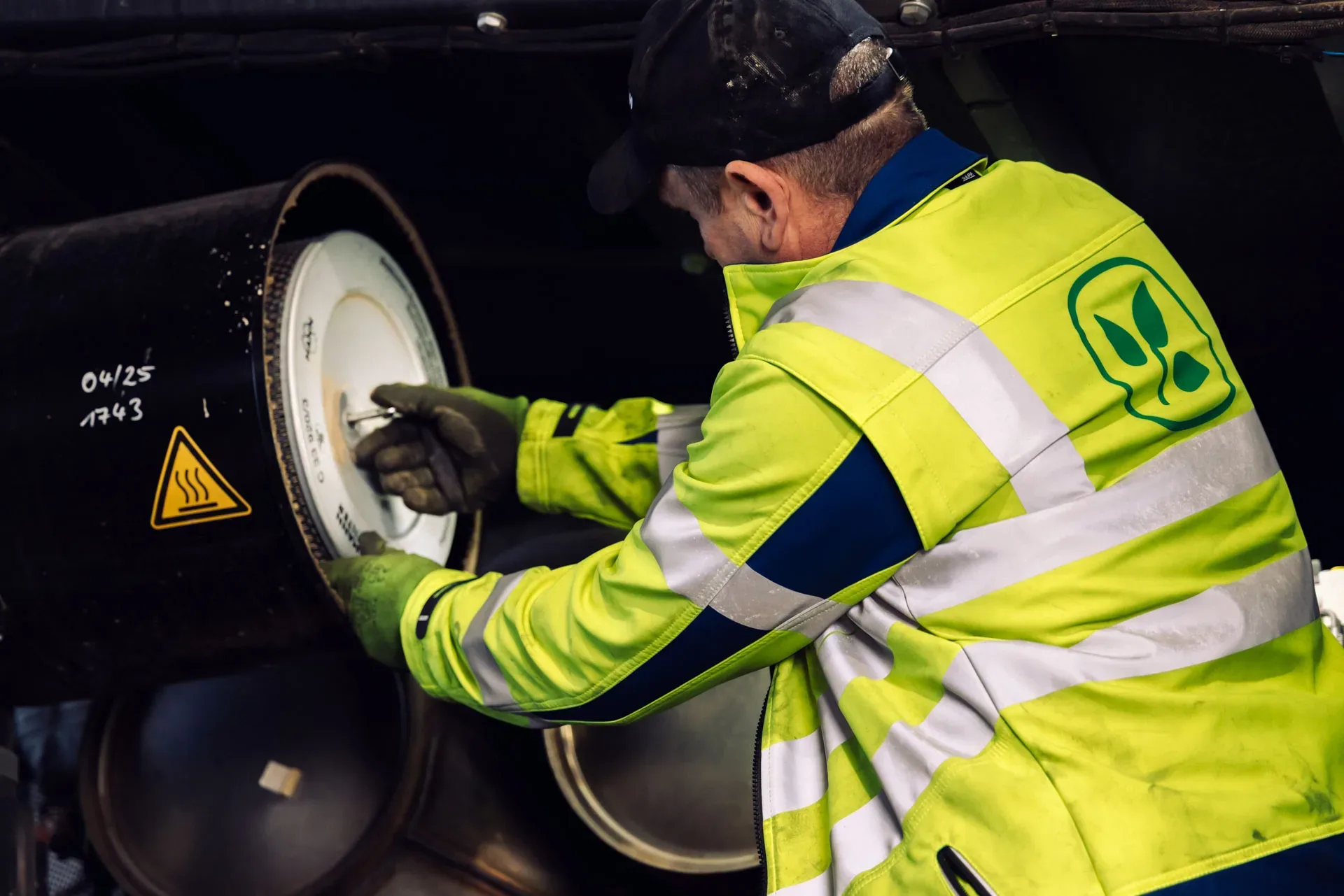 Servicetechniker wechselt den Luftfilter einer Maschine