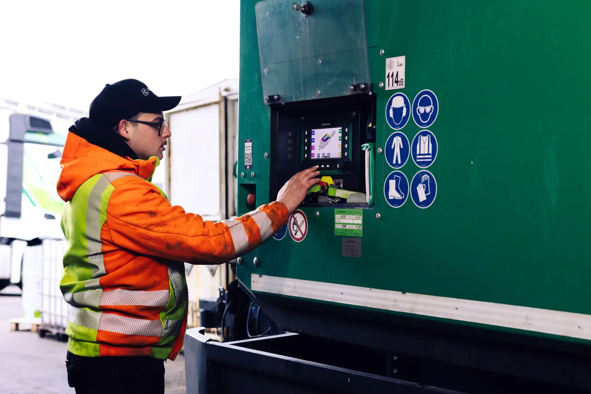 Servicetechniker von DSP bedient das Display einer Recyclinganlage