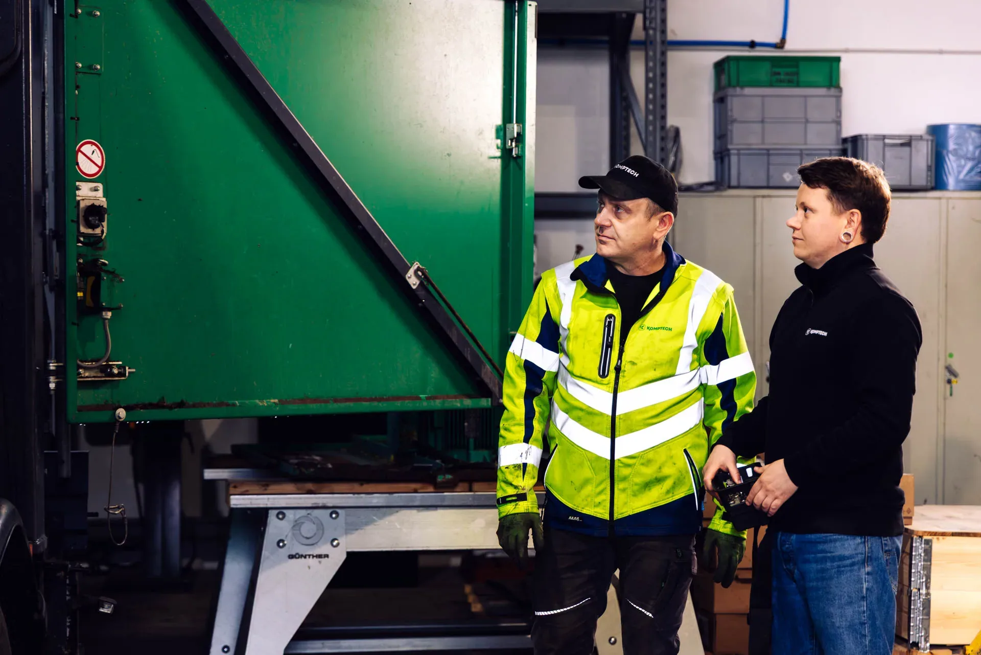 Servicetechniker und Vertrieb von DSP im Gespräch vor einem Zerkleinerer