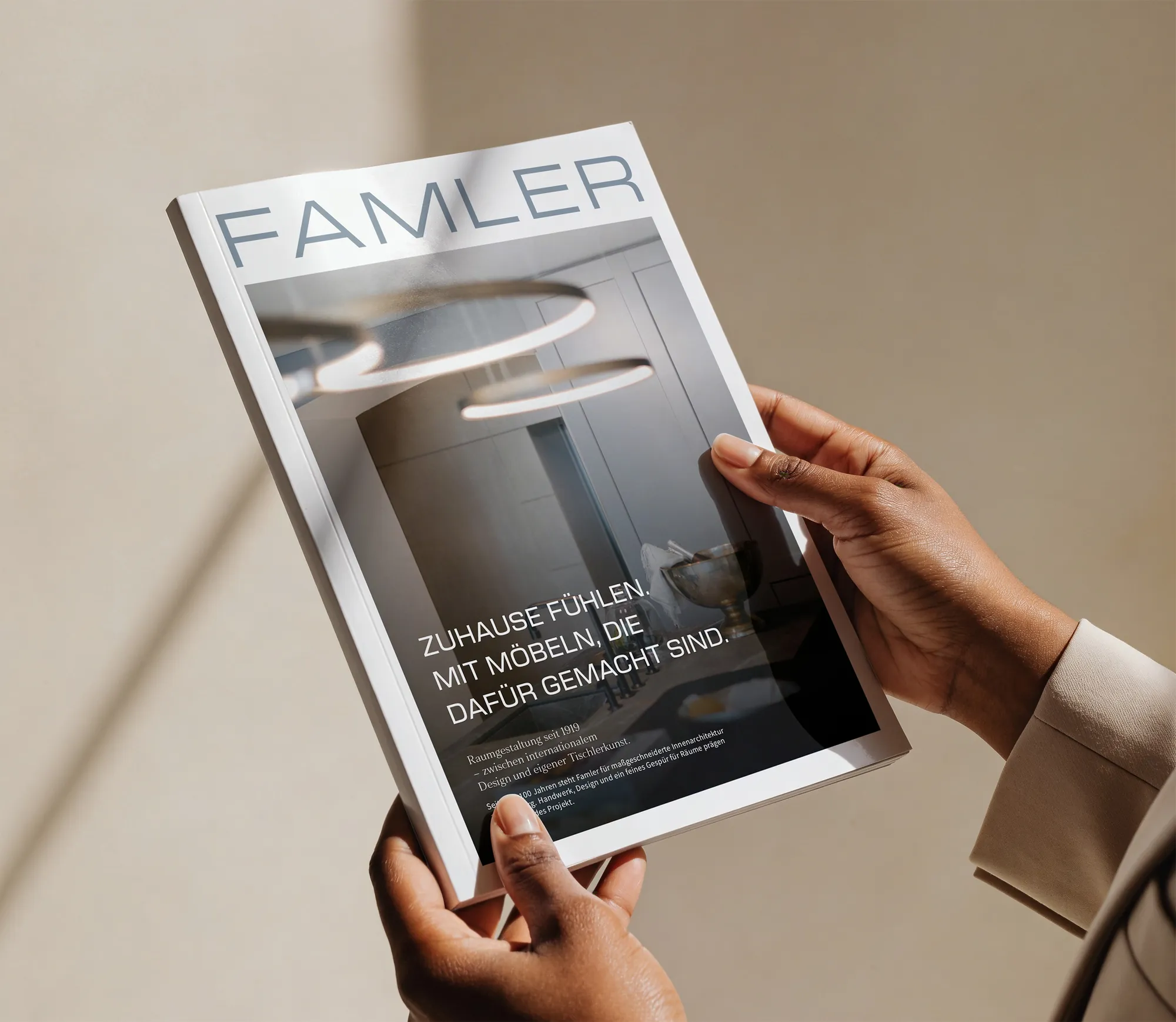 Famler-Magazin mit dem Titel Zuhause fühlen in zwei Händen