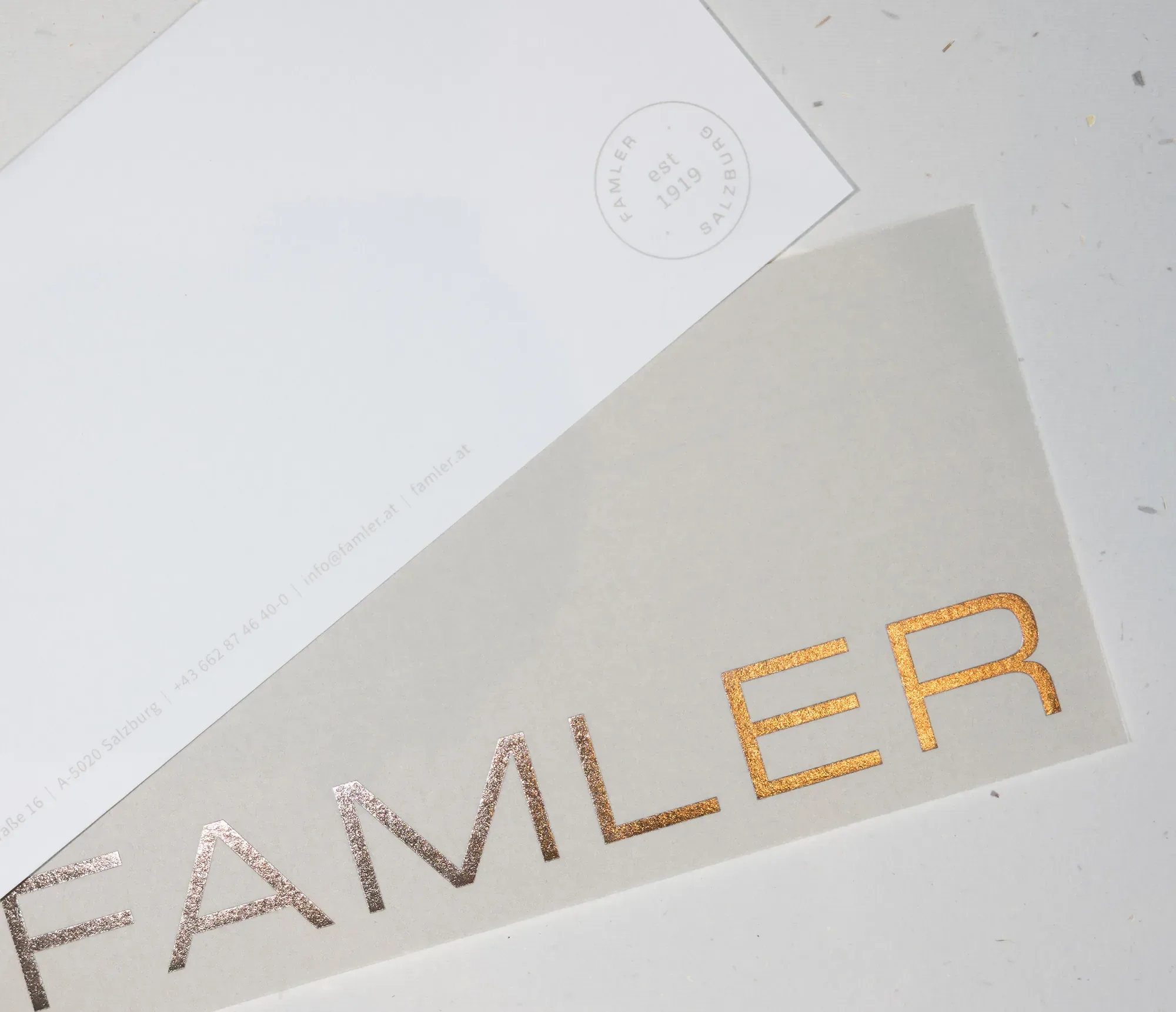Famler-Schriftzug in Kupferfolie auf Karton