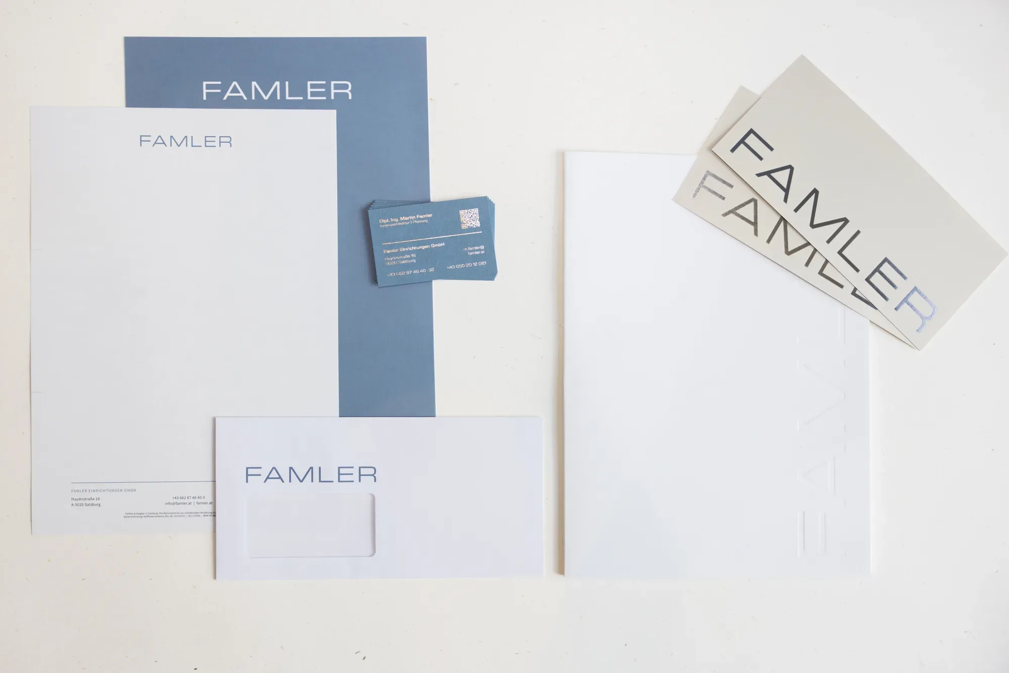 Geschäftsausstattung von Famler: Briefpapier, Kuvert, Visitenkarte und Karte mit Folienprägung