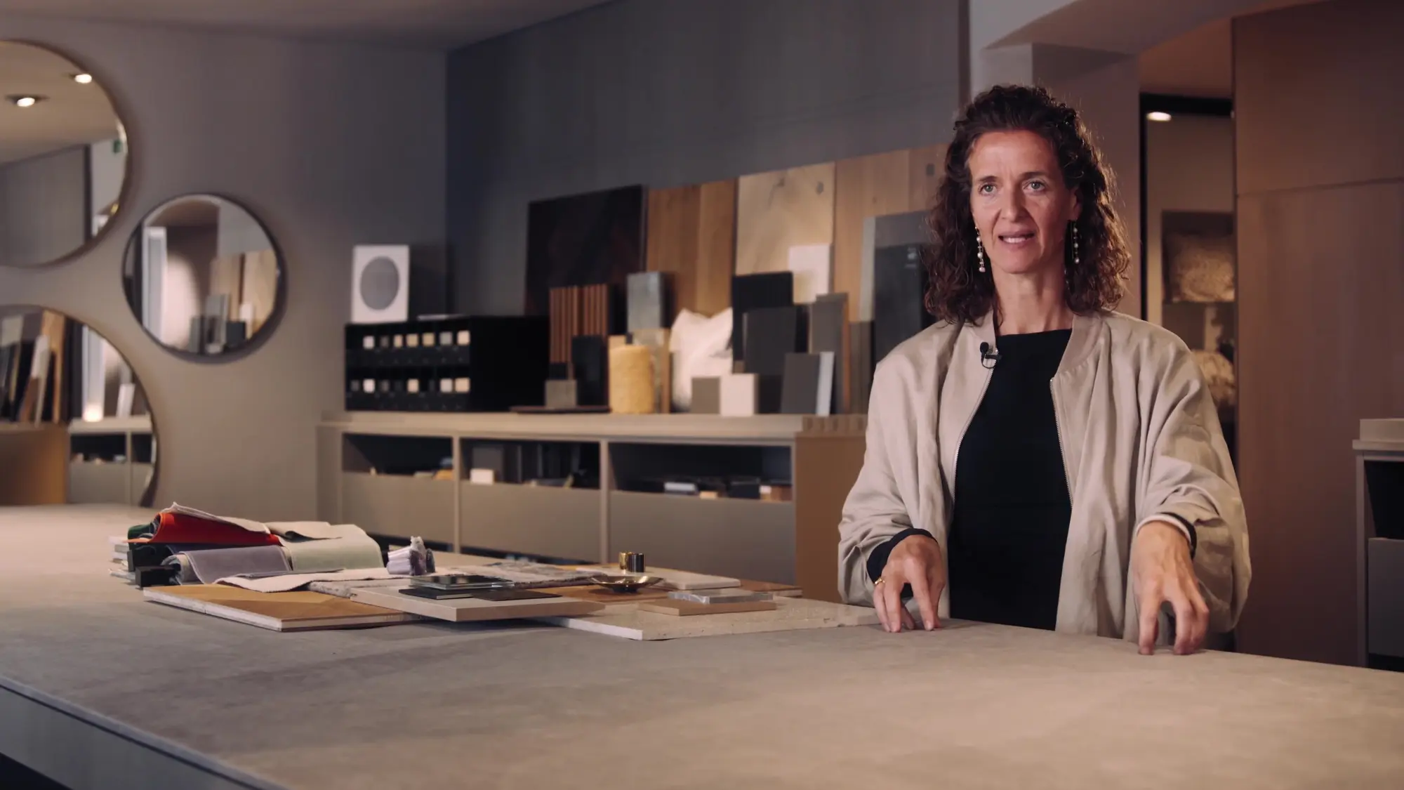 Laura Famler im Expertenvideo am Beratungstisch mit Materialmustern