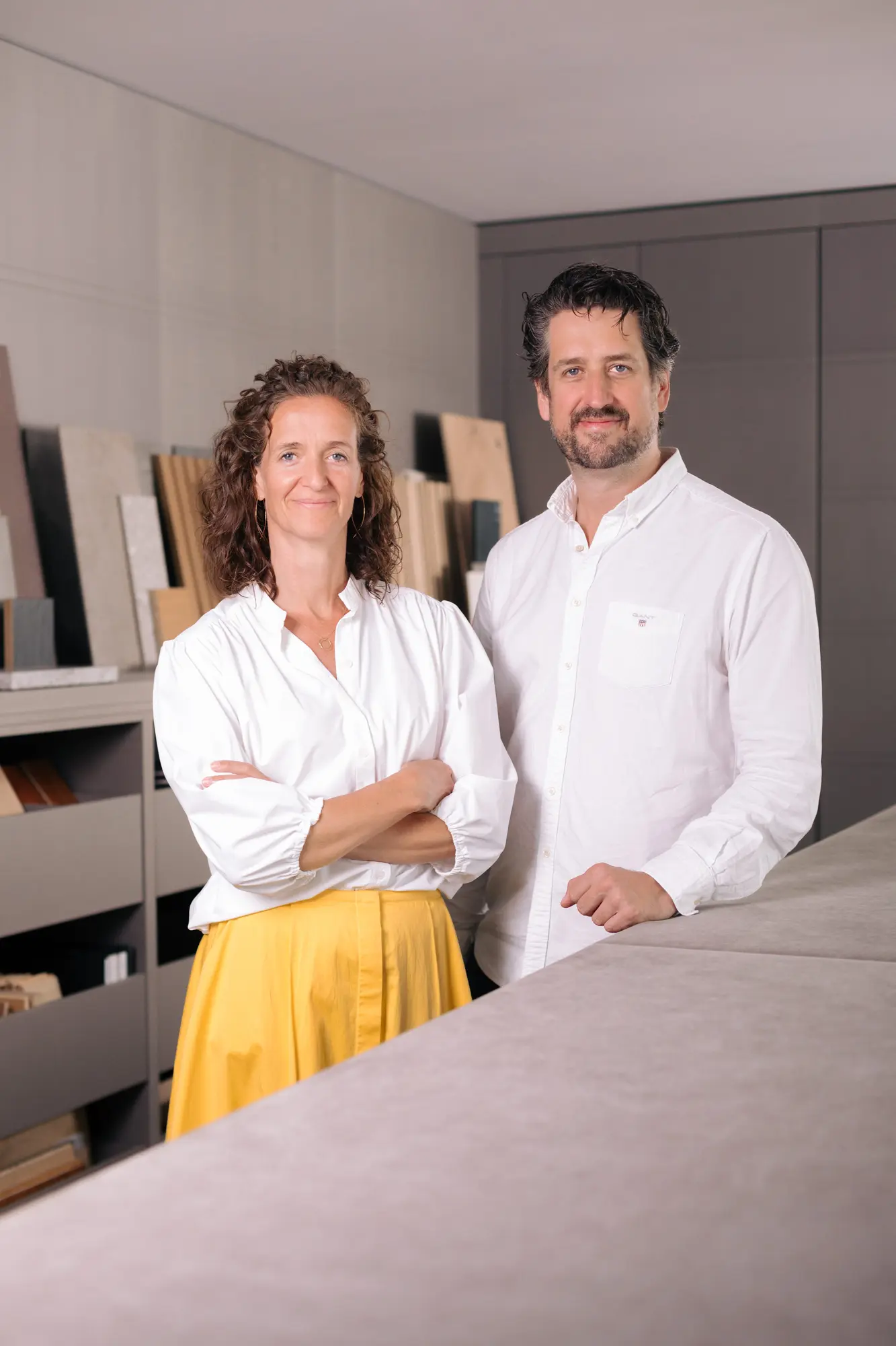 Laura und Martin Famler im Ausstellungsraum vor Materialmustern
