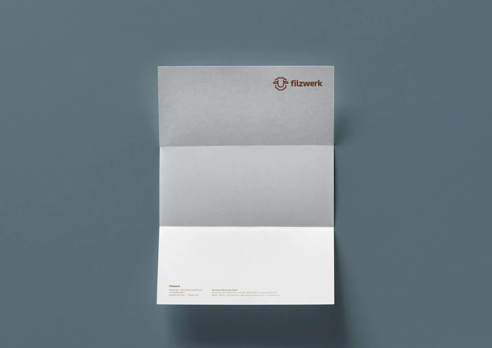 Briefpapier von Filzwerk auf blaugrauem Grund