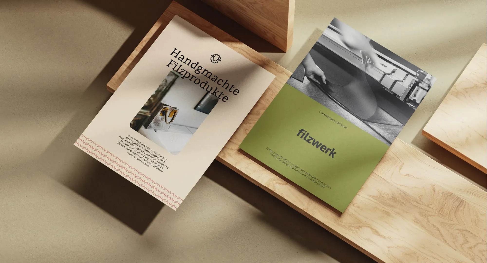 Flyer von Filzwerk über handgemachte Filzprodukte auf einem Holzbrett