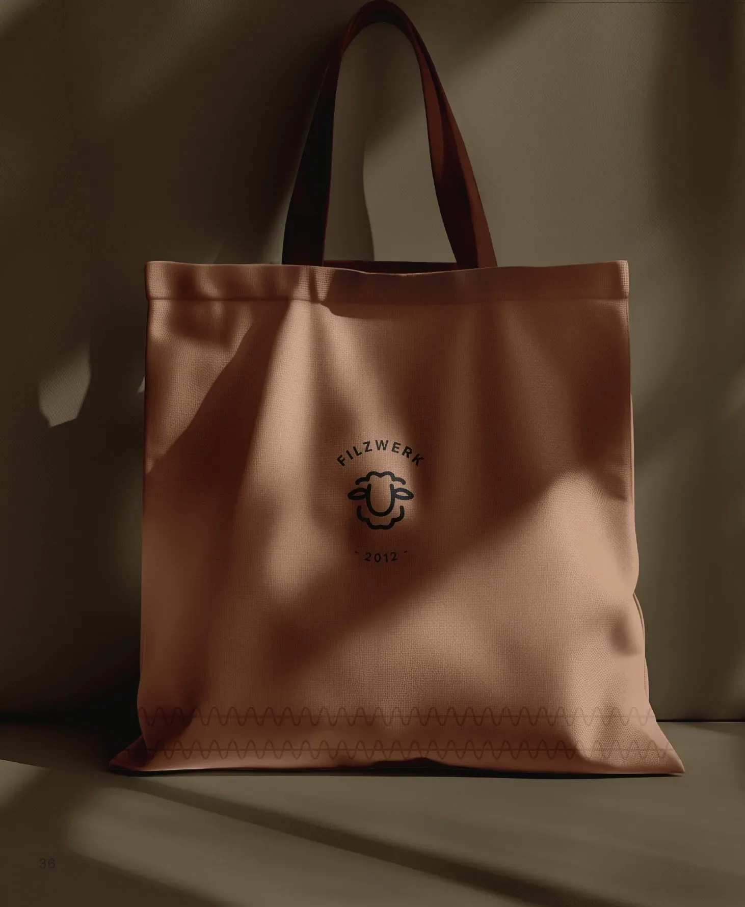 Stofftasche mit dem Filzwerk-Logo im Streiflicht