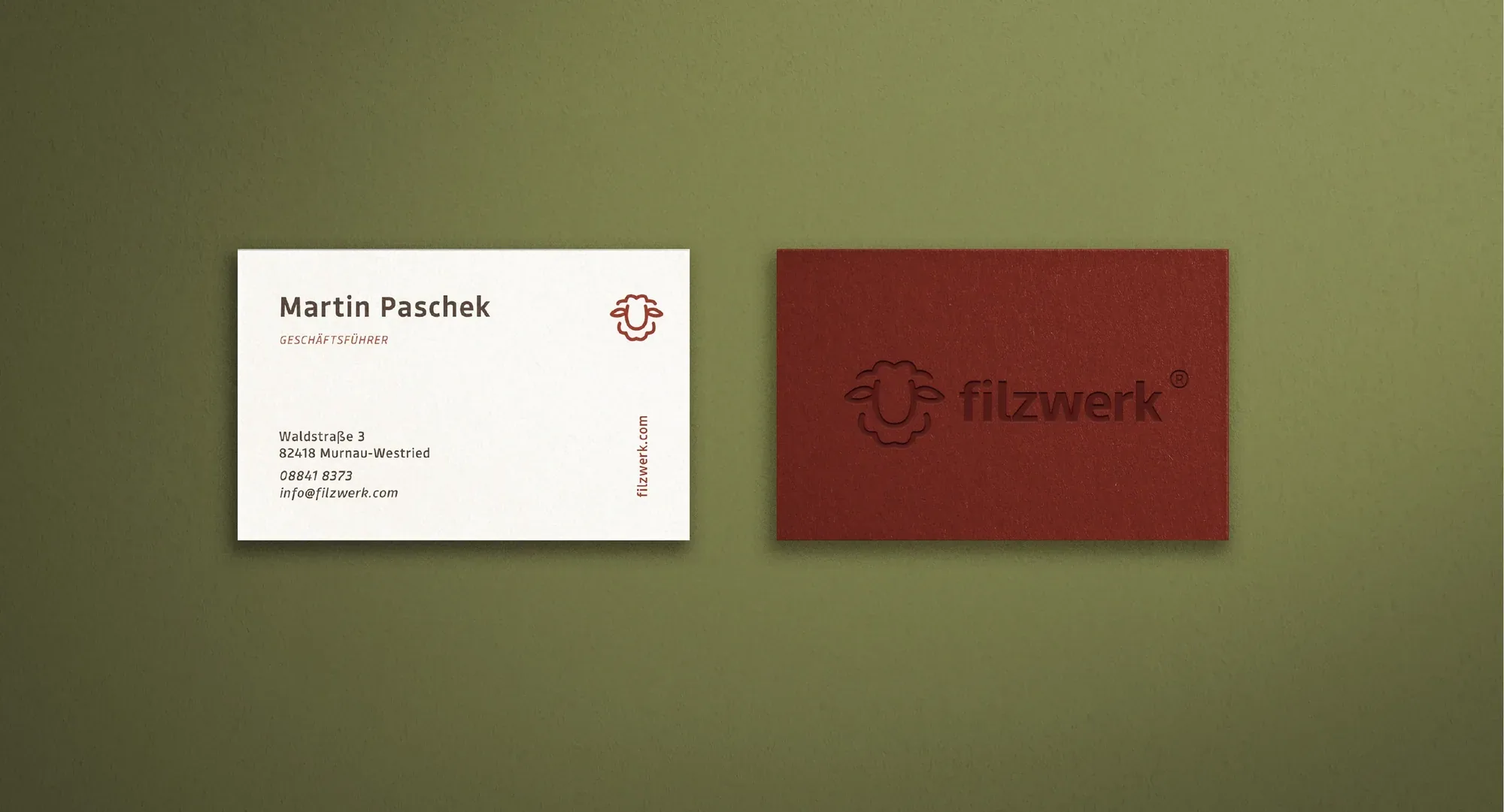 Visitenkarten von Filzwerk in Weiß und Rotbraun auf olivgrünem Grund