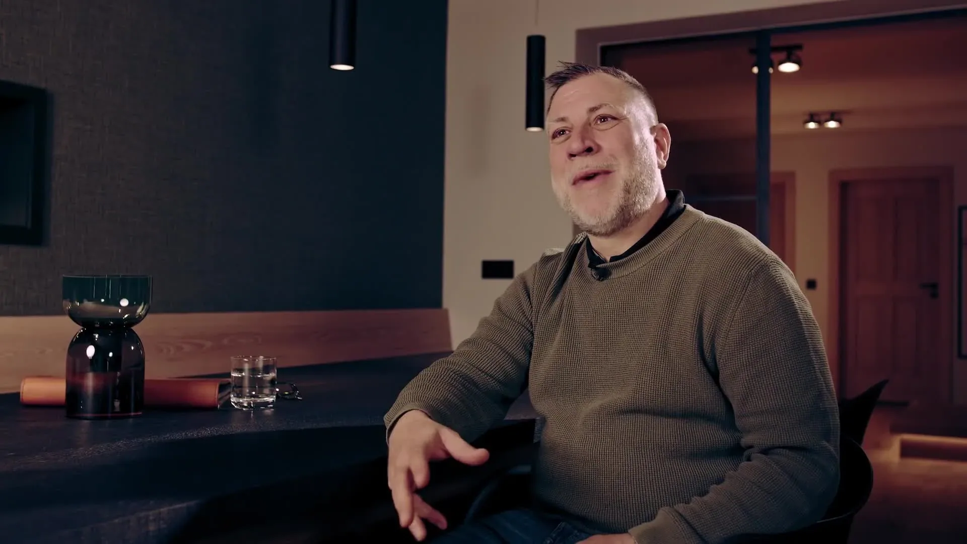 Michael vom Knoglerhof im Interview in einer seiner Ferienwohnungen