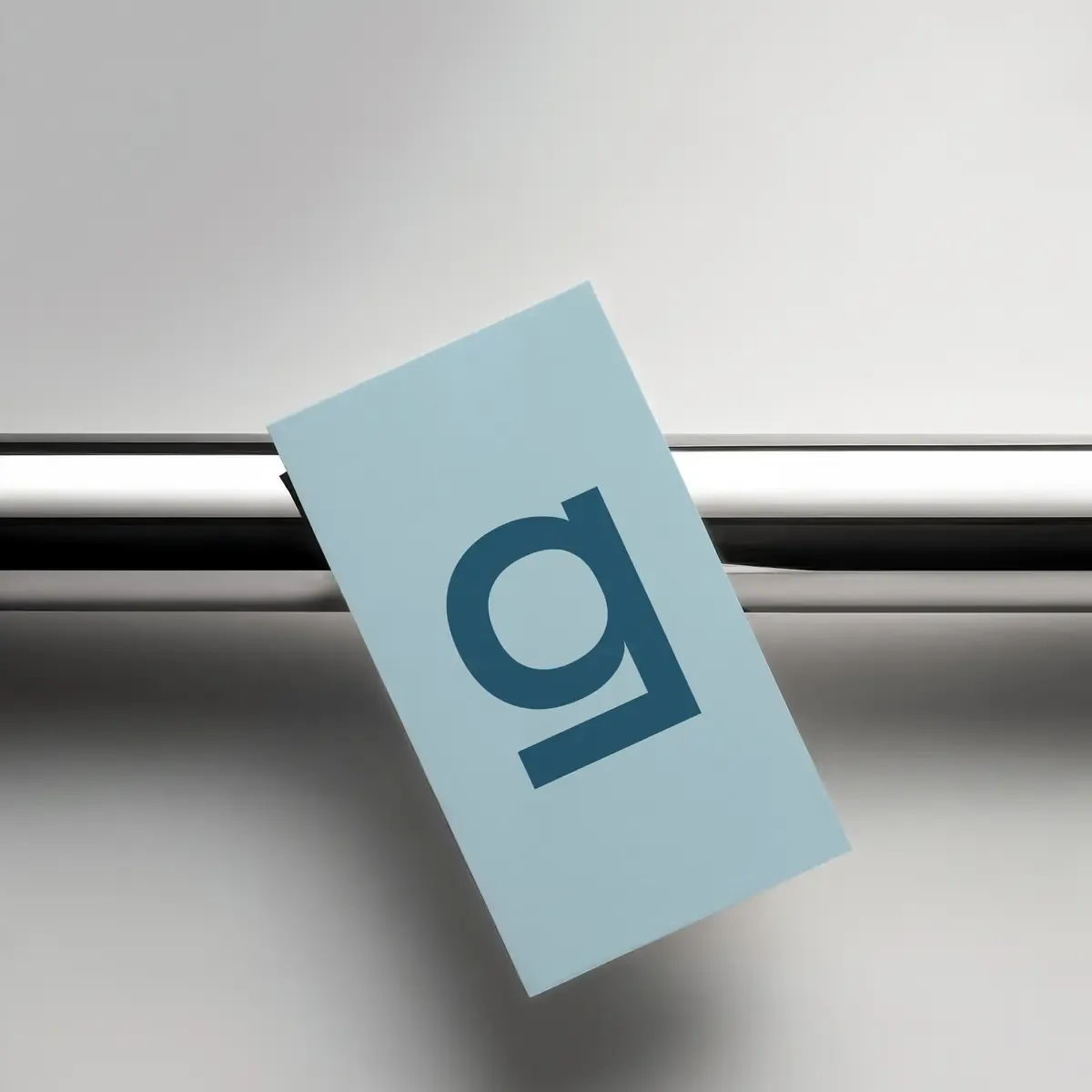 Hellblaue Visitenkarte mit dem Emblem „g" von giefing.