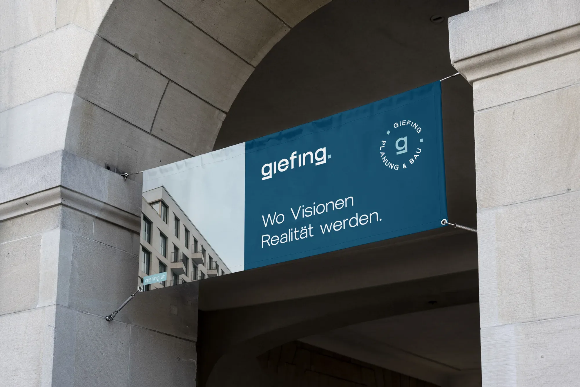 giefing.-Banner an einem Torbogen