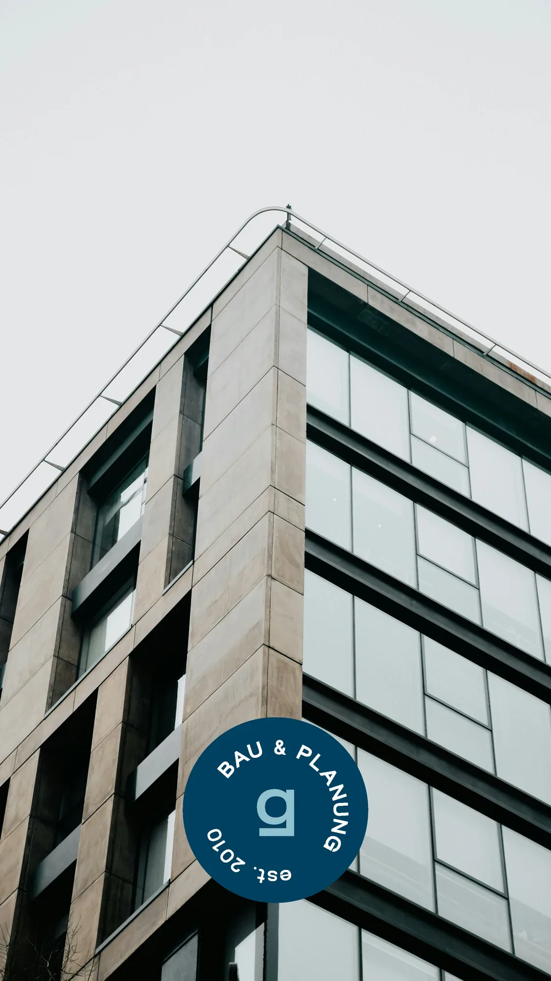 giefing.-Schild an der Fassade eines Bürogebäudes