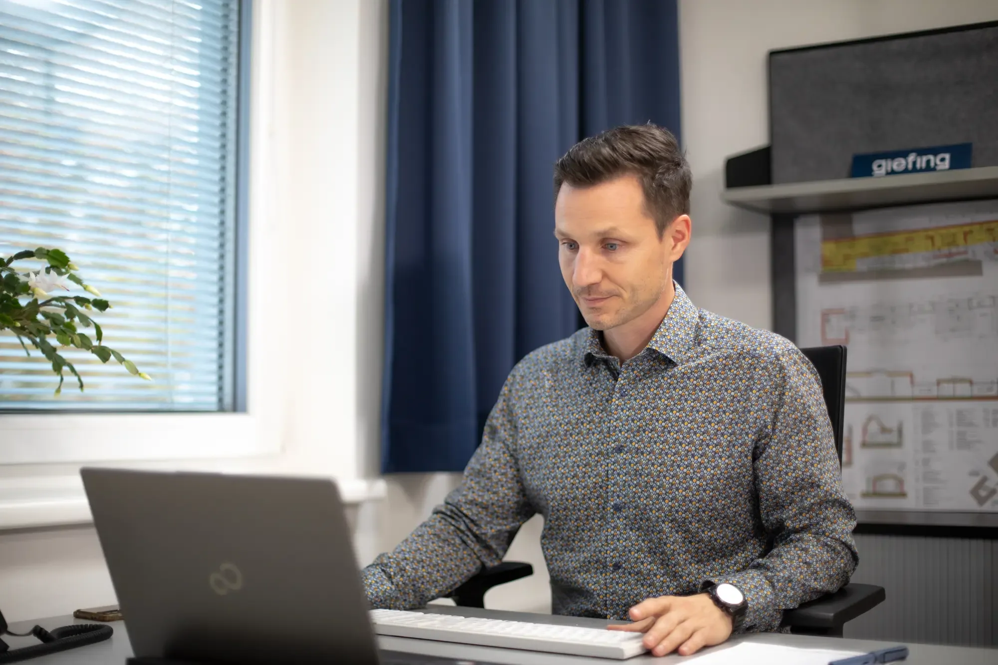 Christian Giefing am Laptop in seinem Büro in Eisenstadt