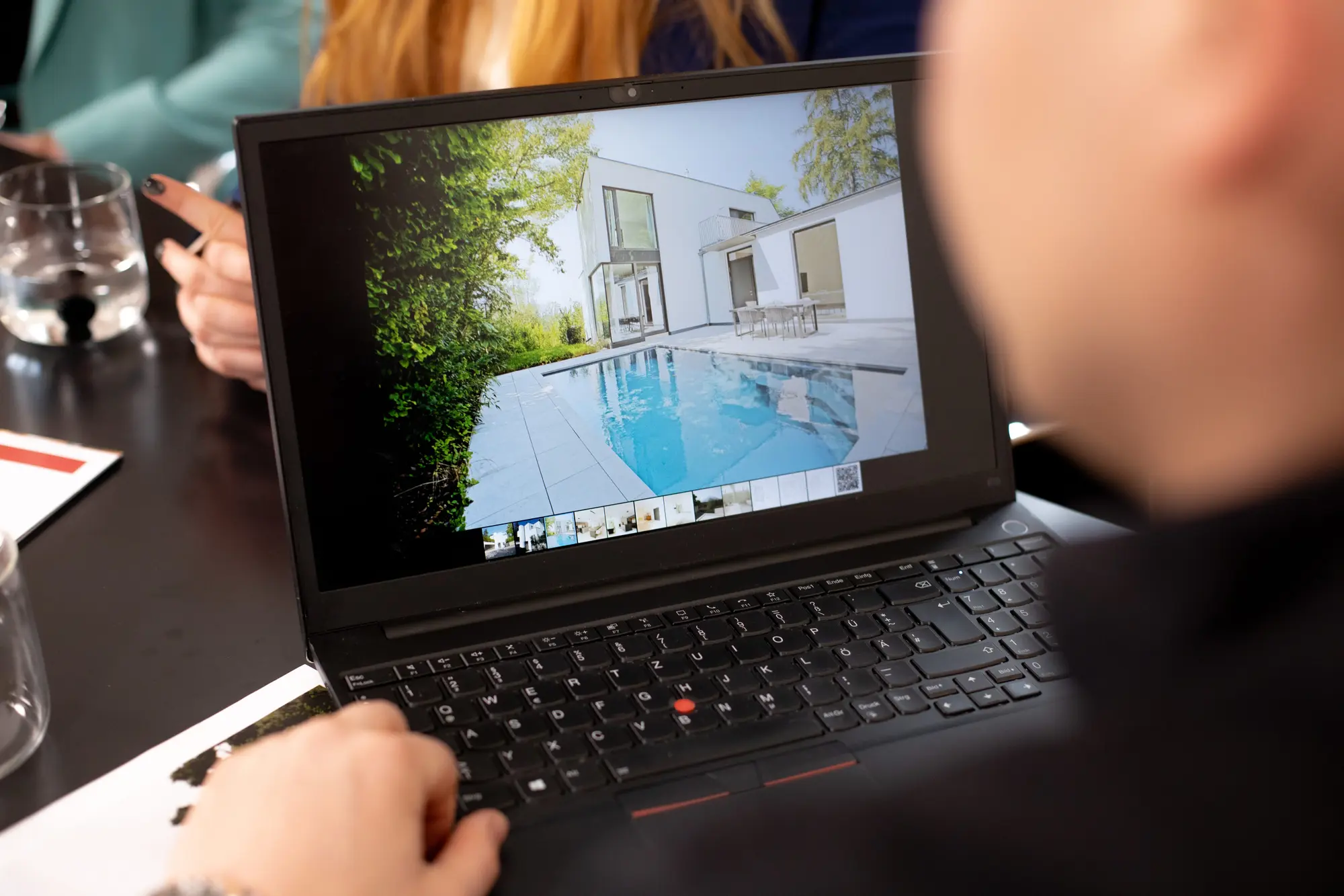 Laptop mit der Visualisierung einer Villa mit Pool