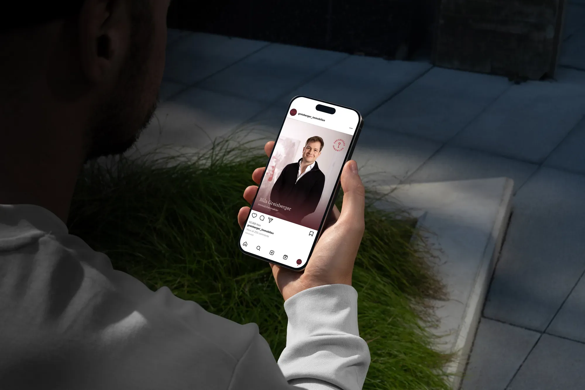 Smartphone in der Hand mit einem Instagram-Beitrag über Nils Greisberger
