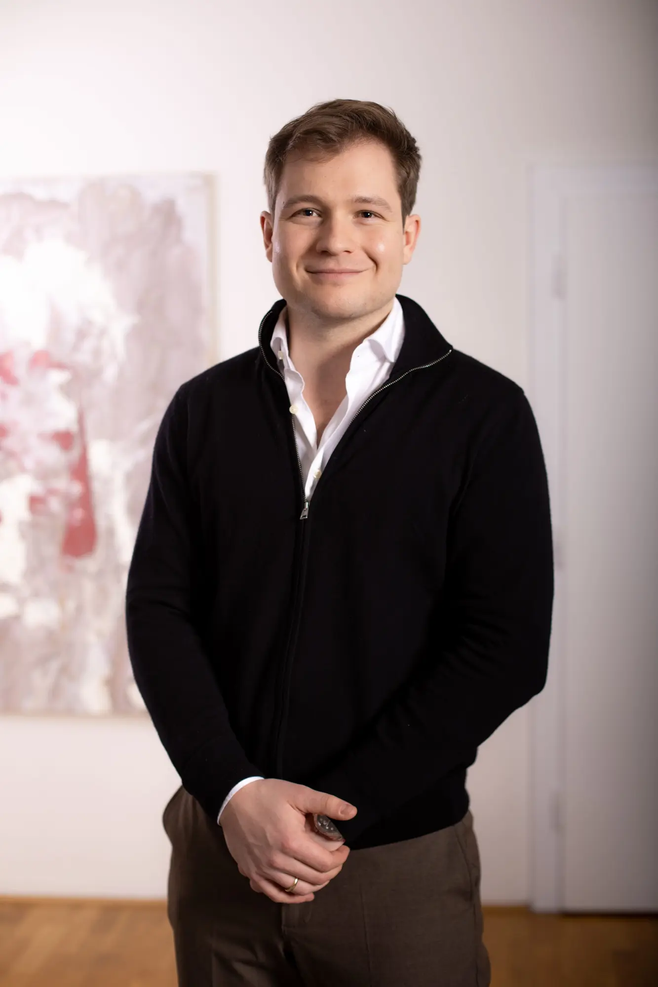 Porträt von Nils Greisberger im Büro