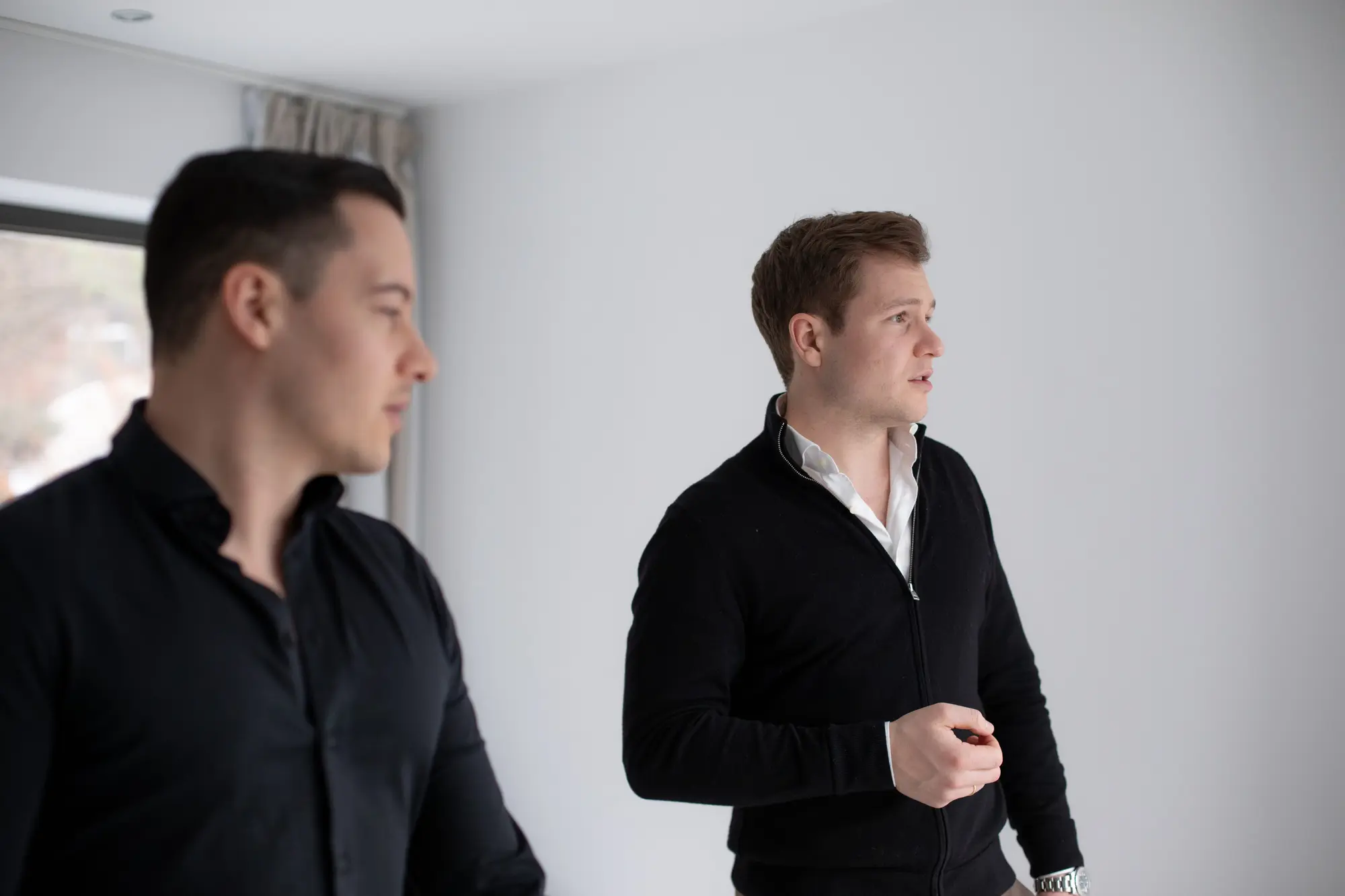 Walter und Nils Greisberger in einer leeren Wohnung