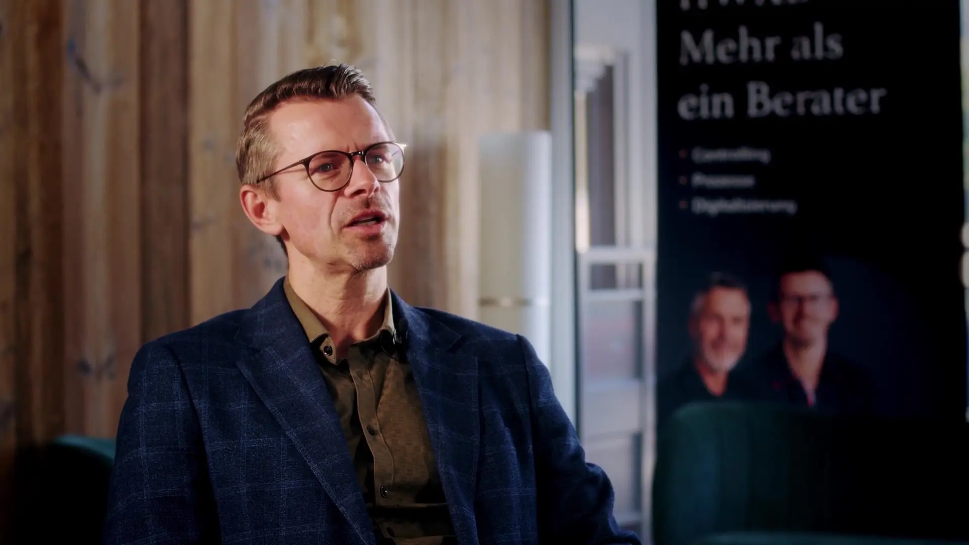 Peter Hauser im Interview vor einem HWXB-Roll-up