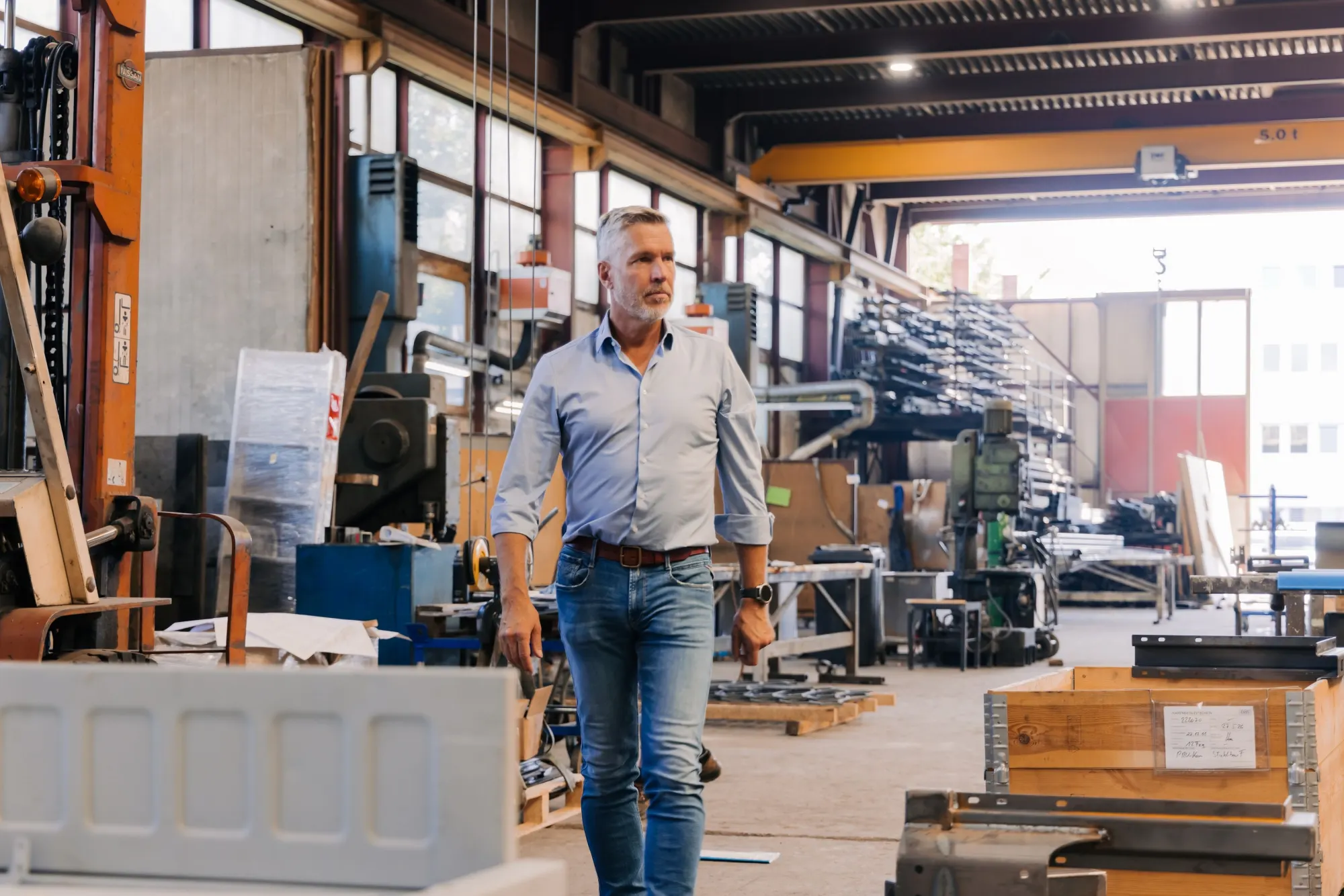 Geschäftsführer von HWXB geht durch die Produktionshalle