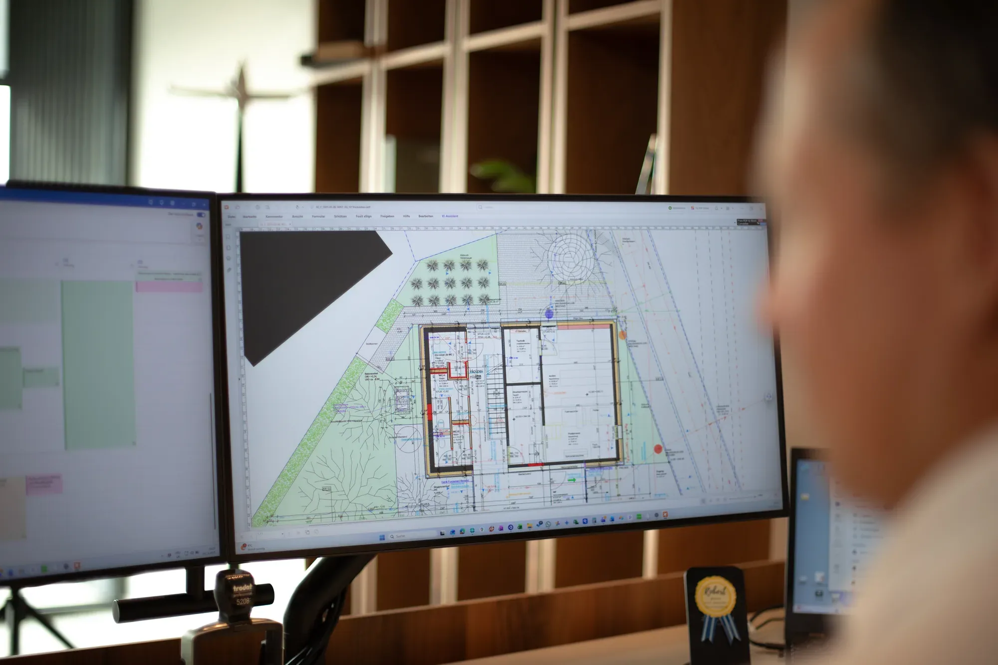 Grundriss in der Planungssoftware auf zwei Bildschirmen