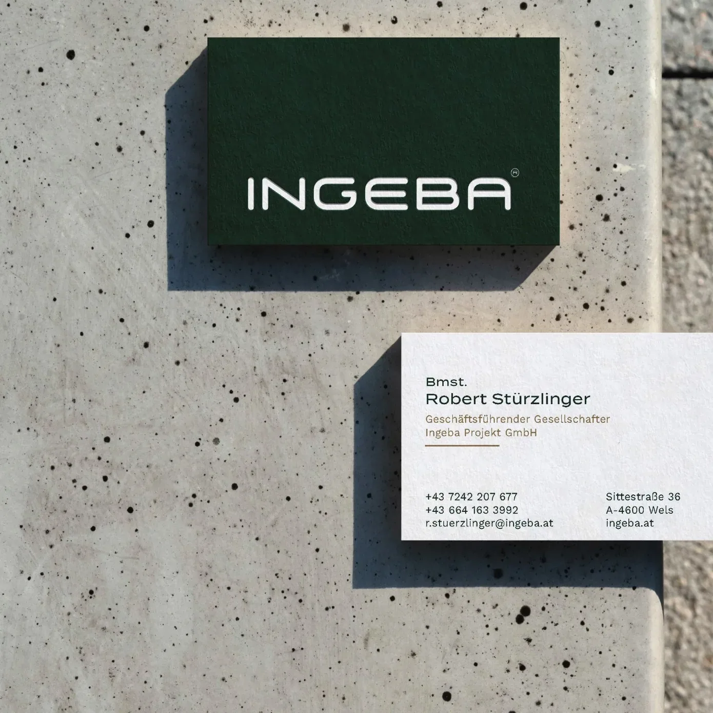 Ingeba-Visitenkarten auf Sichtbeton