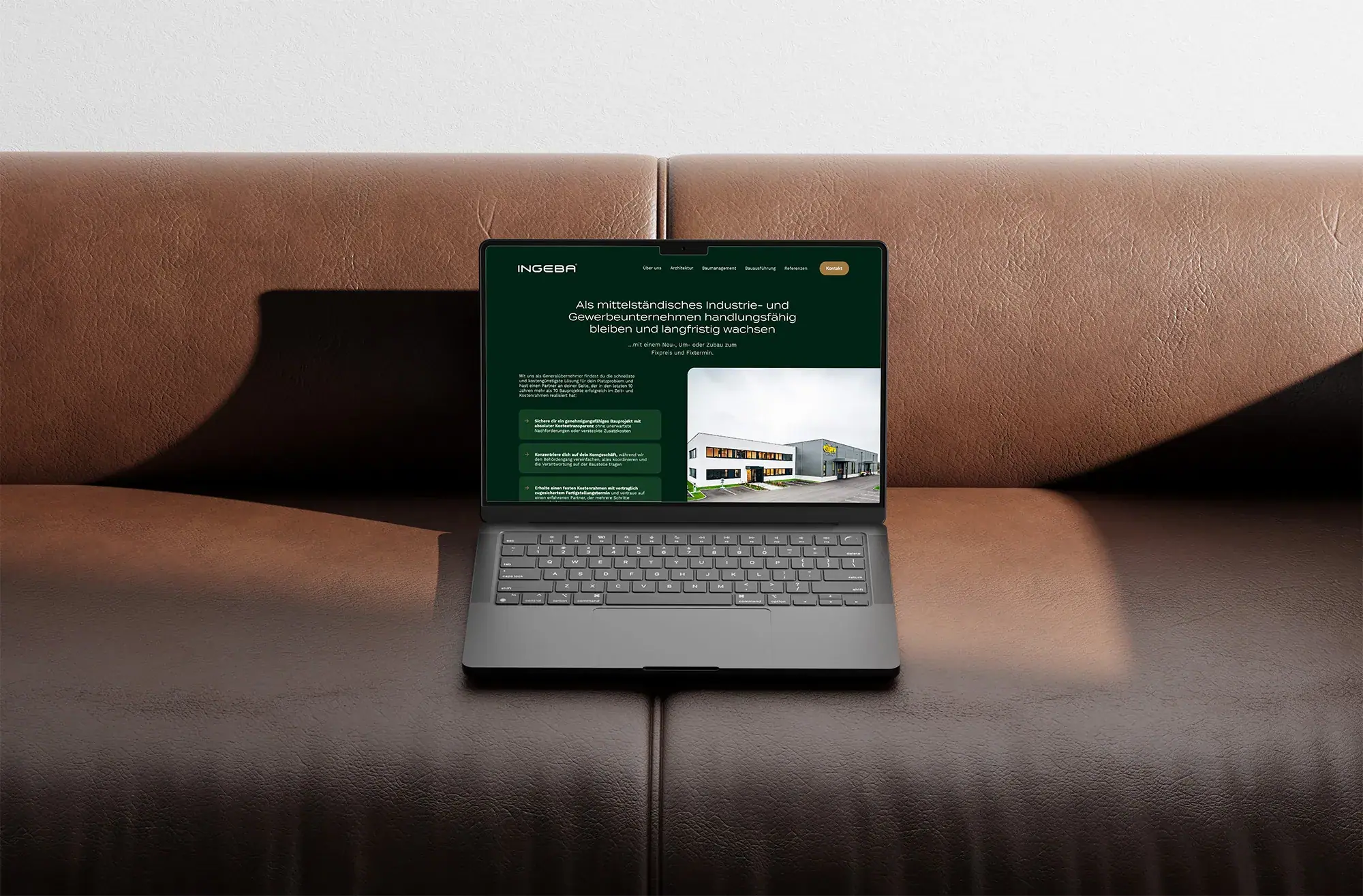 Laptop mit der Website von Ingeba auf einem Ledersofa