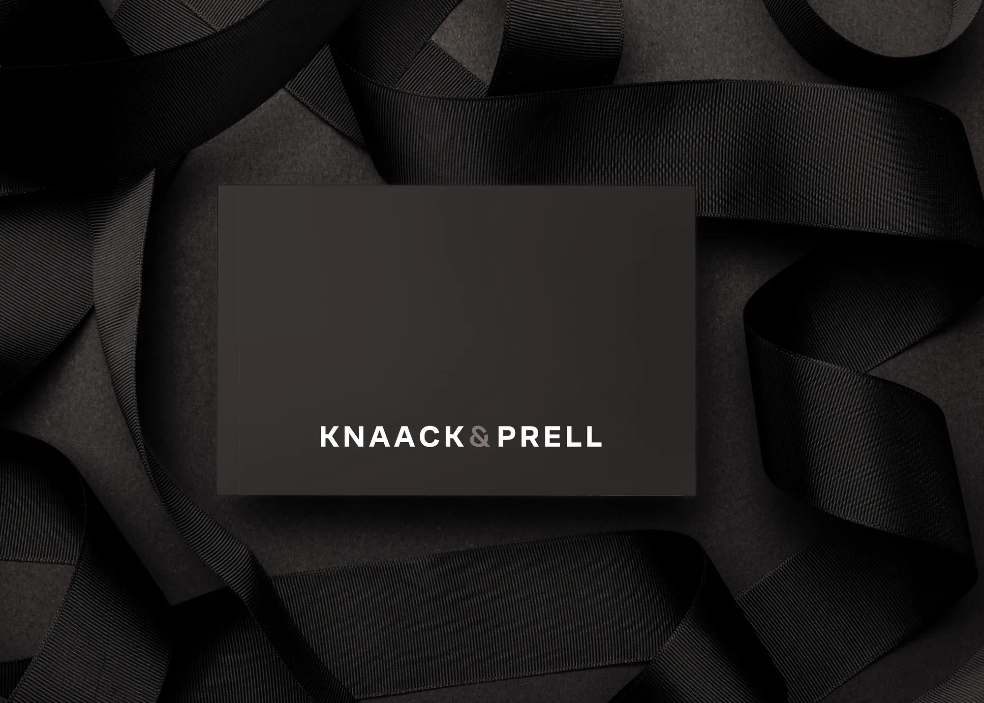 Dunkle A3-Planungsmappe mit dem Schriftzug Knaack & Prell