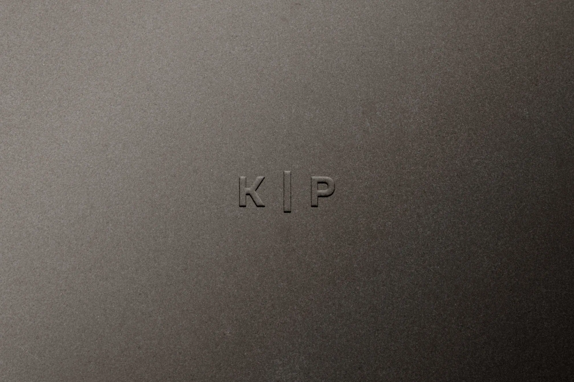 Monogramm K|P als Blindprägung