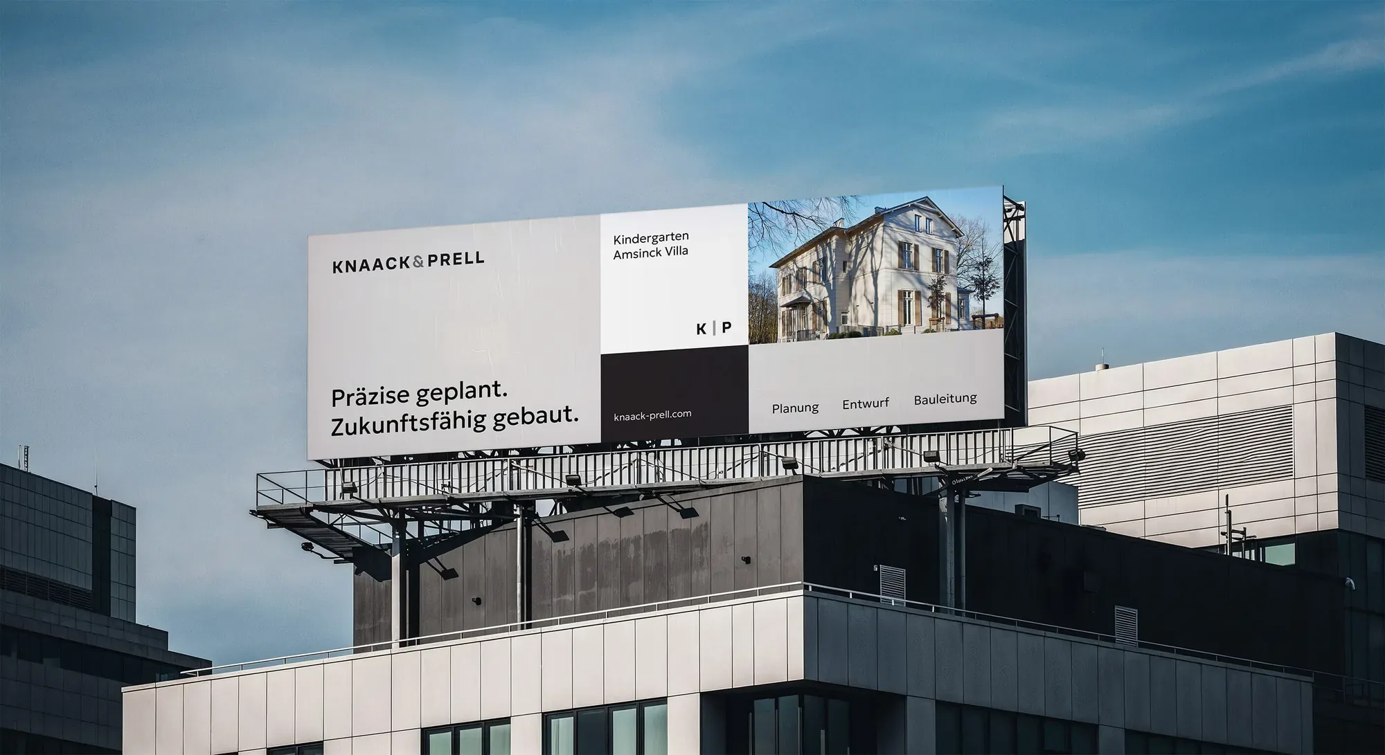 Plakatwand von Knaack & Prell mit dem Kindergarten Amsinck Villa über einem Bürohaus