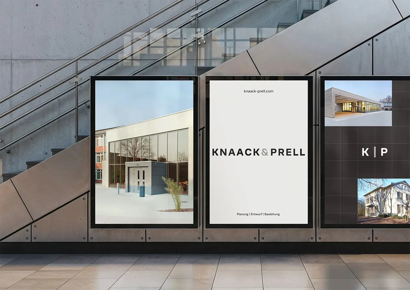 Drei Plakate von Knaack & Prell an einer Wand unter der Treppe