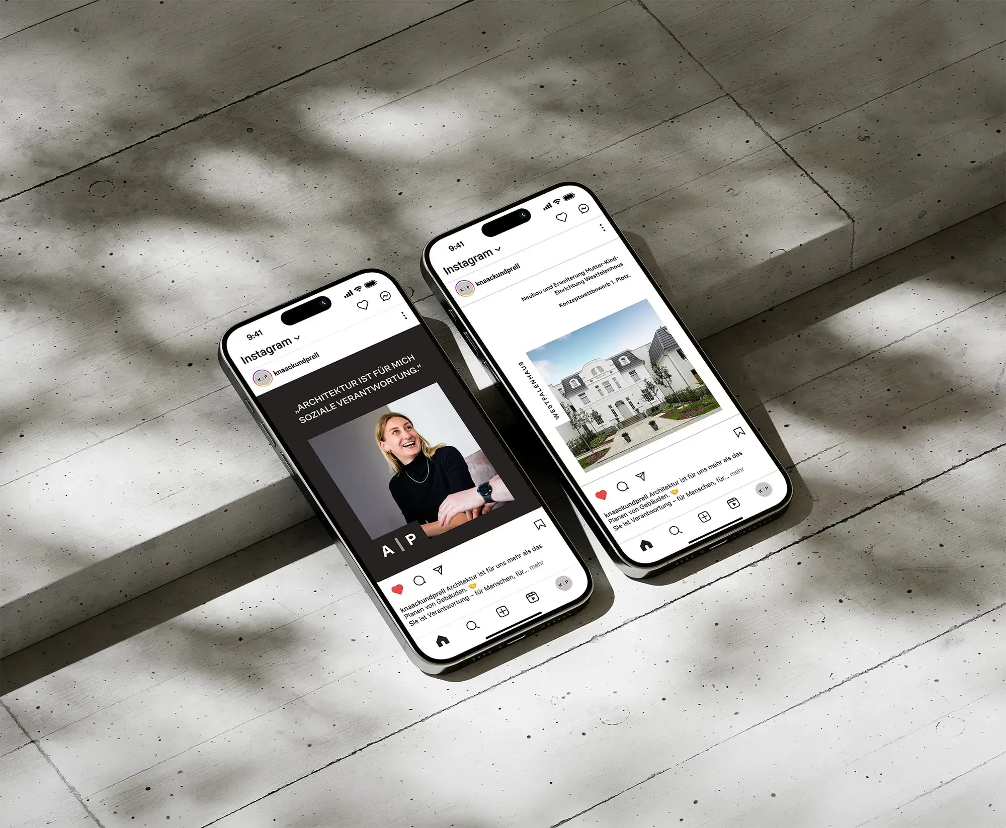 Zwei Smartphones mit Instagram-Beiträgen von Knaack & Prell auf Beton